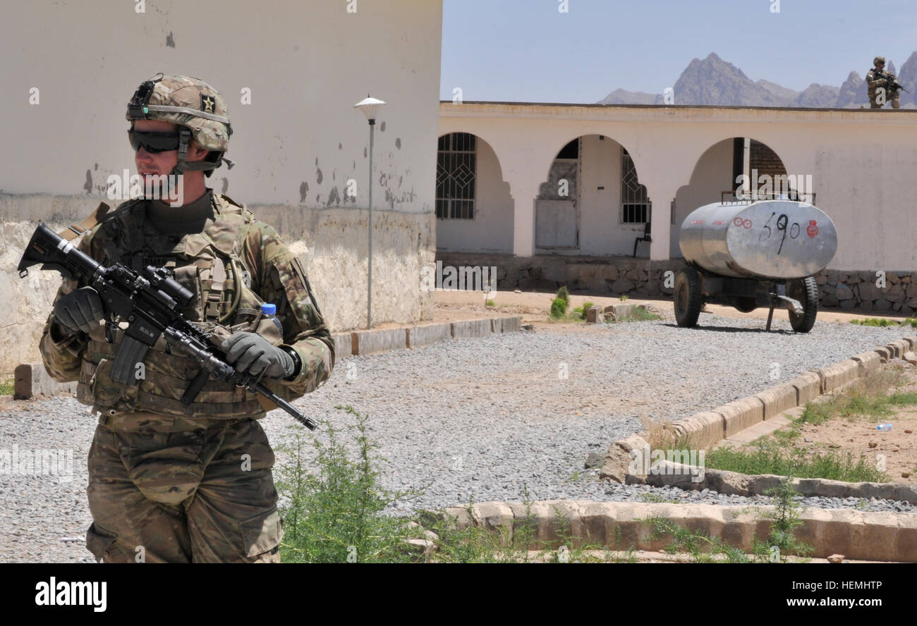 Ein US-Soldat mit Alpha-Batterie, 2. Bataillon, bietet 12. Feldartillerie-Regiment Sicherheit während einer Frieden und Versöhnung Shura oder Treffen mit Dorfältesten in der Takhteh Pol Provinz Bezirk von Kandahar, Afghanistan, 2. Mai 2013. Die Schura fand statt, um Informationen über das Programm der Wiedereingliederung, Bezirk und Dorfältesten in der südlichen Provinz Kandahar zu verteilen.  (US Armee-Foto von Personal-Sergeant Shane Hamann/freigegeben) Soldaten bietet Sicherheit auf afghanische Wiedereingliederung treffen 130502-A-MX357-112 Stockfoto