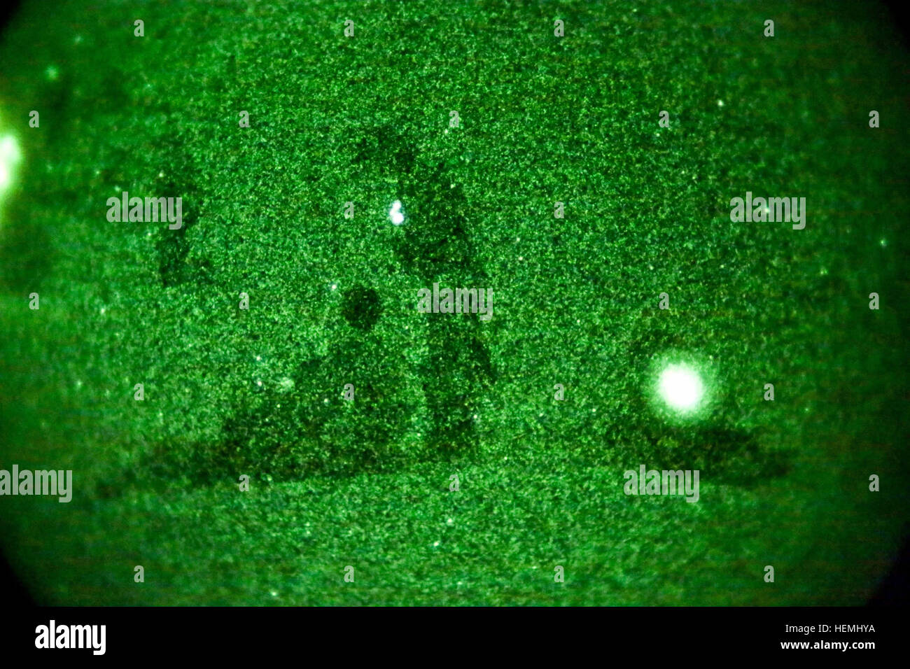 Afghan National Army Commandos mit 3. Sicherheit des Unternehmens, 1st Special Operations Kandak, ziehen von einem Hügel während einer Clearing-Operation in Chapahar Bezirk, Provinz Nangarhar, Afghanistan, 4. Mai 2013. Afghanische und Koalition Kräfte führte die Operation um Aufständische Netzwerke und afghanische Polizei unterstützen im Bereich. (US Armee-Foto von Staff Sgt Kaily braun/freigegeben) Clearing-Betrieb in Chapahar 130504-A-IS772-037 Stockfoto