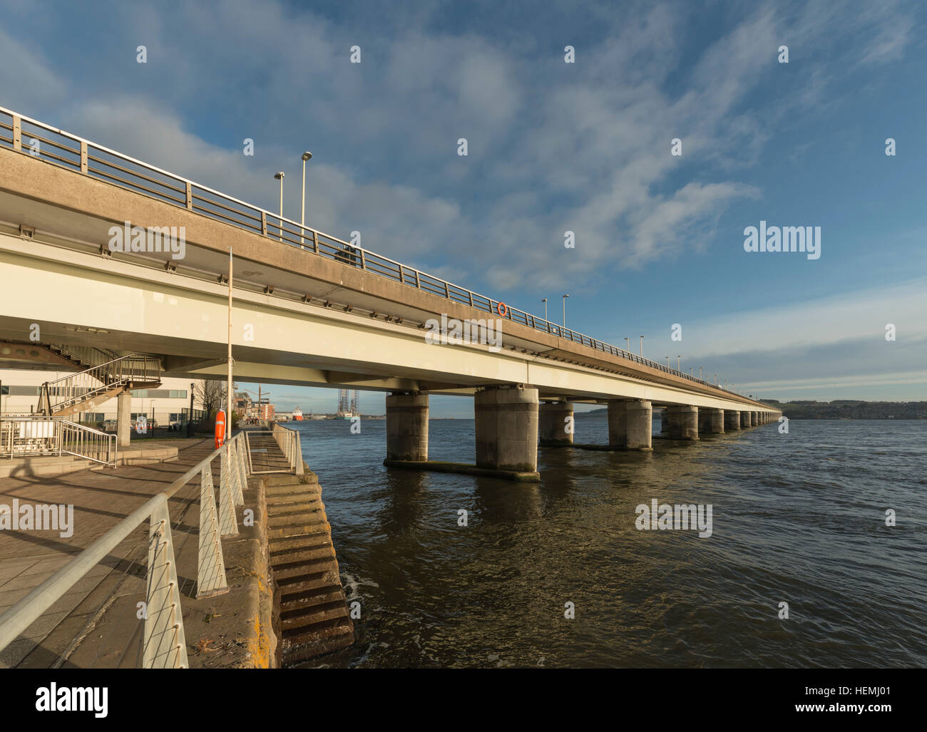 Die 1966 eröffnete Tay Road Bridge ist eine der längsten Straßenbrücken Europas, die Dundee und Fife miteinander verbinden. Stockfoto