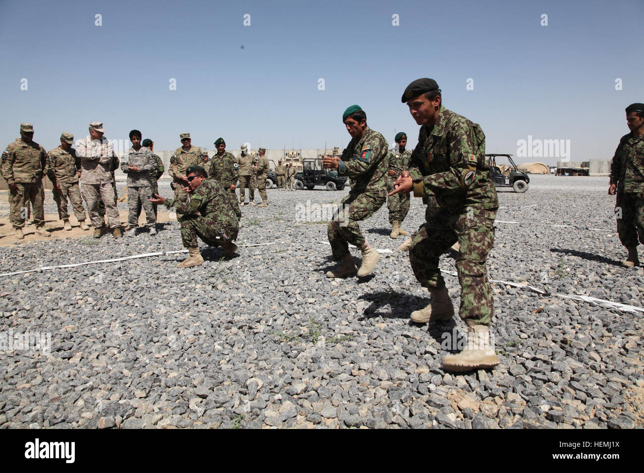 Afghan National Army (ANA) Soldaten führen Schlacht Bohrer auf Forward Operating Base Shoja, Provinz Kandahar, Afghanistan, 5. Mai 2013. Die ANA demonstrieren die Fähigkeiten einberufene Sgt. Major Bryan B. Battaglia, Senior Advisor der Vorsitzende der Joint Chiefs erlernten. (US Armee-Foto von Sgt. Kent Redmond/freigegeben) SEAC Schlachtfeld Zirkulation 130505-A-MR490-079 Stockfoto