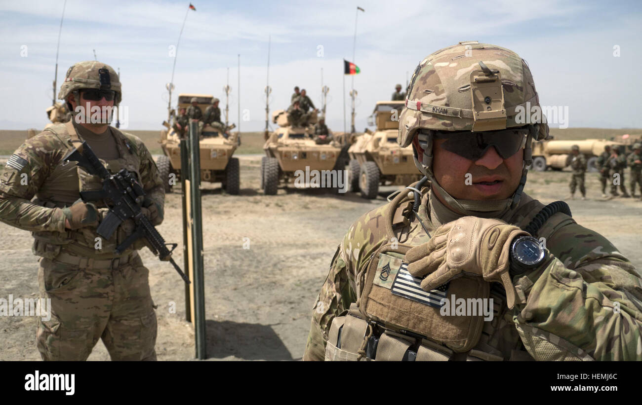 US Armee Sgt. 1. Klasse Mohammad Khan, ein Sortiment verkauften-Offizier-in-Charge, Pfeil-Truppe, 2. Eskadron, 1. Kavallerie-Regiment, 4. Stryker Brigade Combat Team, 2. US-Infanteriedivision, kommuniziert mit seinem Team während einer Übung afghanischer Führung Gunnery in Zabul Provinz, Afghanistan, 9. Mai. Das Schießwesen Shooting war Teil eines kombiniert Arme leben Feuer Übung gehaltenen 2. Eskadron, 1. Kavallerie-Regiment, 4. Stryker Brigade Combat Team, 2. US-Infanteriedivision und 5. Staffel, 7. Kavallerie-Regiment, 1st Armored Brigade Combat Team, 3. Infanterie-Division, kombiniert Task Force Raider. (US Armee-Foto von Stockfoto