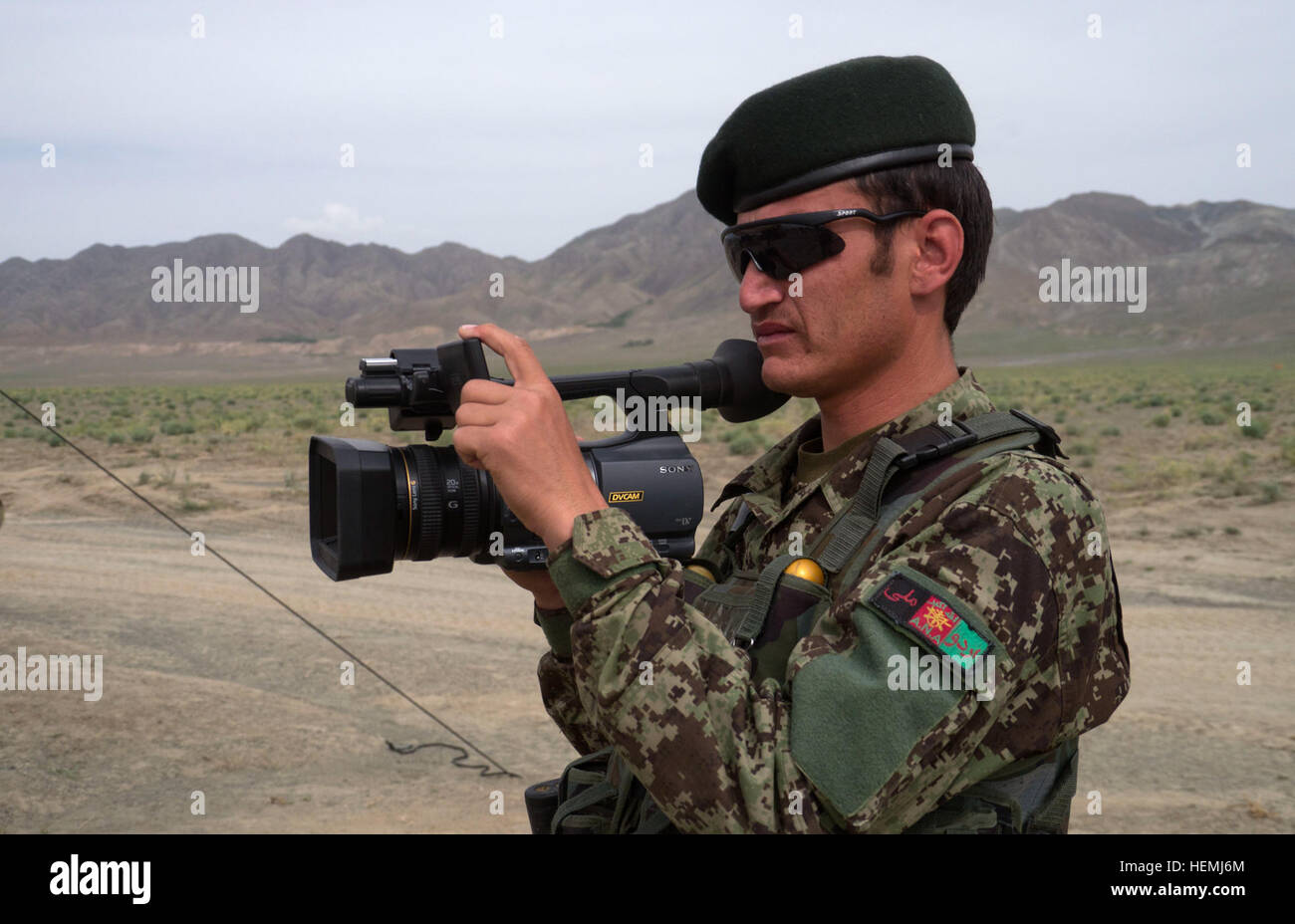 Ein afghanischer Soldat zeichnet eine Führer-Engagement für seine Einheit während eines Gunnery Trainings in Zabul Provinz, Afghanistan, den 9. Mai. Das Schießwesen Shooting war Teil eines kombiniert Arme leben Feuer Übung gehaltenen 2. Eskadron, 1. Kavallerie-Regiment, 4. Stryker Brigade Combat Team, 2. US-Infanteriedivision und 5. Staffel, 7. Kavallerie-Regiment, 1st Armored Brigade Combat Team, 3. Infanterie-Division, kombiniert Task Force Raider. (Foto: U.S. Army Spc. Tim Morgan) Kombinierte Waffen Feuer Übung für afghanische Armee 130509-A-QA210-248 Stockfoto