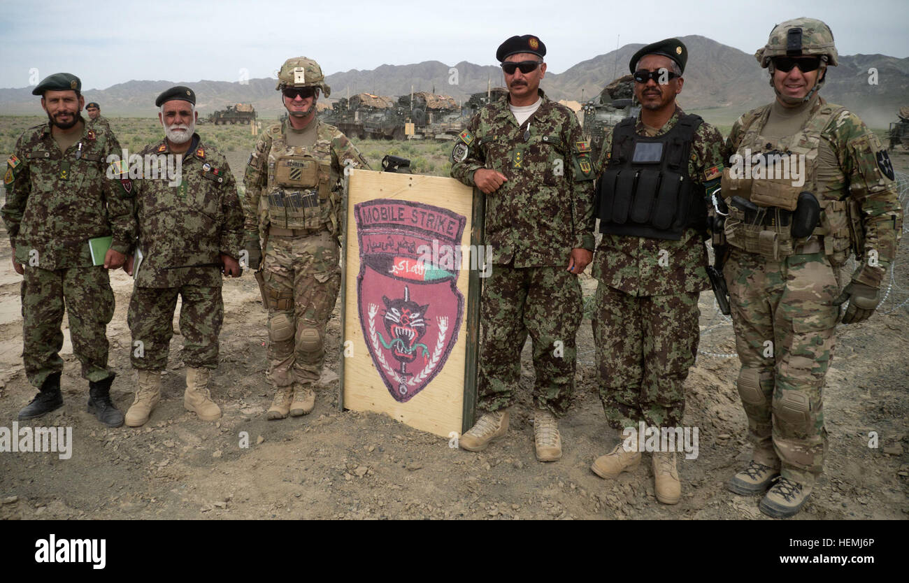 US Army Major Gregory Schrein (links), 5. Staffel, 7. Kavallerie-Regiment, 1st Armored Brigade Combat Team, 3. Infanterie-Division, kombiniert Task Force Raider und US Army Lieutenant Colonel Charles Lombardo, 2. Eskadron, 1. Kavallerie-Regiment, 4. Stryker Brigade Combat Team, 2. US-Infanteriedivision, stellen Sie sich vor ein Zeichen eine Reihe neuer Gunnery gewidmet, für die 2. Mobile Strike Force , Afghan National Army in Zabul Provinz, Afghanistan, Mai 9th. Das Schießwesen Shooting war in dieser Woche Teil eine kombinierte Arme leben Feuer Übung für die afghanische Nationalarmee. (Foto: U.S. Army Spc. Tim Morgan) Kombinierte arm Stockfoto