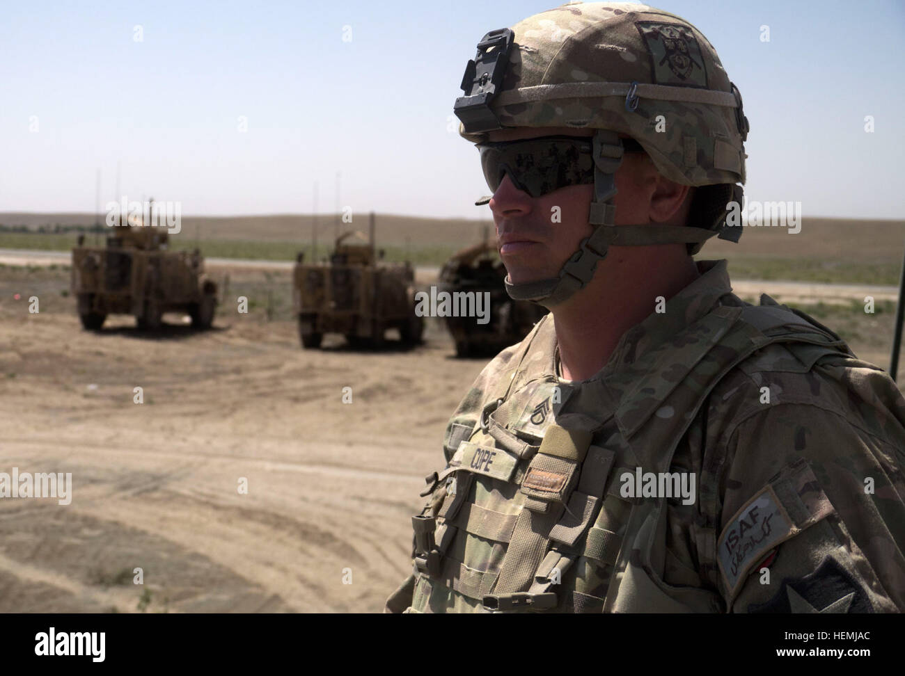 US Armee Sgt. Jayson Cope, Aztec Stabskompanie, 2nd Battalion, 23. Infanterie-Regiment, 4. Stryker Brigade Combat Team, 2. US-Infanteriedivision, beobachtet Soldaten des 2. Mobile Strike Force, Afghan National Army, wie sie ein Gunnery Shooting in Zabul Provinz, Afghanistan, Mai 12 führen. Das Schießwesen Shooting war in dieser Woche Teil eines kombiniert Arme leben Feuer Übung für die afghanische Nationalarmee gehaltenen 2. Eskadron, 1. Kavallerie-Regiment, 4. Stryker Brigade Combat Team, 2nd Infantry Division und 5. Staffel, 7. Kavallerie-Regiment, 1st Armored Brigade Combat Team, 3. Infanterie-Division, kombiniert Tas Stockfoto