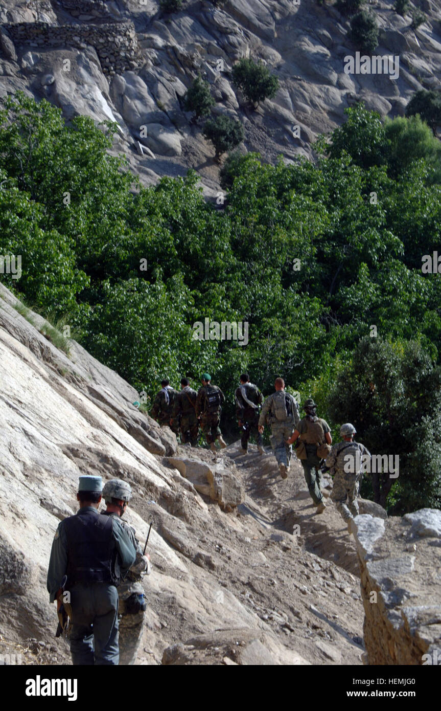 Soldaten, von Alpha Company, 2-82 Aviation Battalion, US Marine Corps Trainer, afghanische Polizei und afghanische Armee Soldaten suchen ein Dorf in Ala sagen Tal, Afghanistan, für mutmaßliche Taliban-Mitglieder Aug. 11 eingebettet. Betrieb Nauroz Jhala 58434 Stockfoto