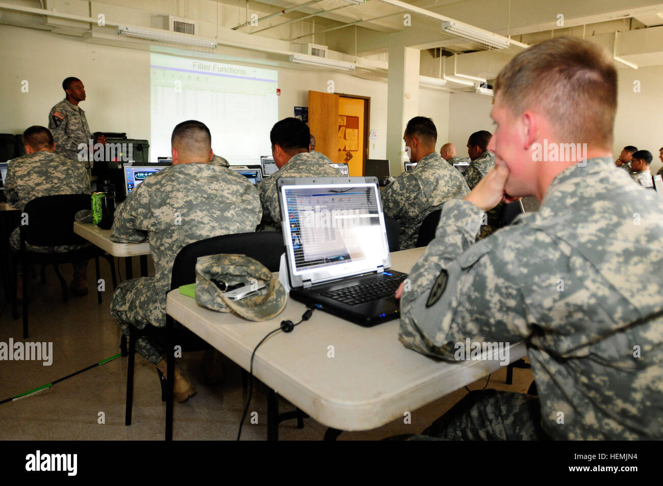 Staff Sgt Vincent Moore, ein Lehrer aus der Luftfahrt-Wartung-Schule in Fort Eustis, Virginia, navigiert Unteroffiziere der 25. Combat Aviation Brigade durch das Gerät Ebene Logistiksystem - Luftfahrtprogramm im Verlauf gemeinsame Flugzeug Mobile Training Wartungsteam auf Wheeler Army Airfield, Hawaii, Mai 20. 25. CAB NCO-Betreuer erhalten wertvolle Ressource Managementwissen 130520-A-UG106-007 Stockfoto