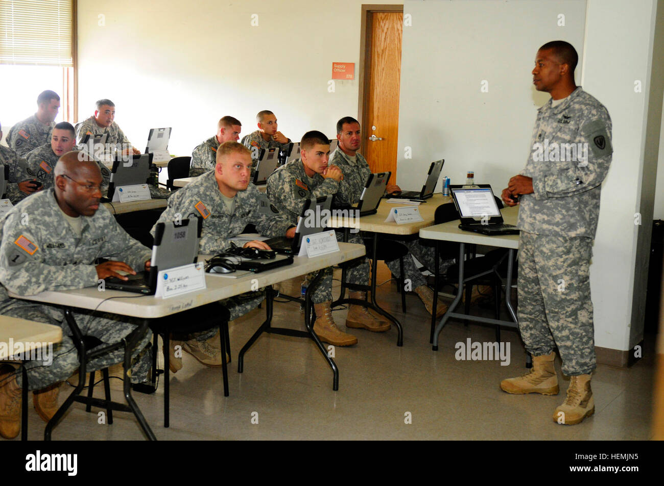 Staff Sgt Vincent Moore, ein Lehrer aus der Luftfahrt-Wartung-Schule in Fort Eustis, Virginia, navigiert Unteroffiziere der 25. Combat Aviation Brigade durch das Gerät Ebene Logistiksystem - Luftfahrtprogramm im Verlauf gemeinsame Flugzeug Mobile Training Wartungsteam auf Wheeler Army Airfield, Hawaii, Mai 20. 25. CAB NCO-Betreuer erhalten wertvolle Ressource Managementwissen 130520-A-UG106-015 Stockfoto
