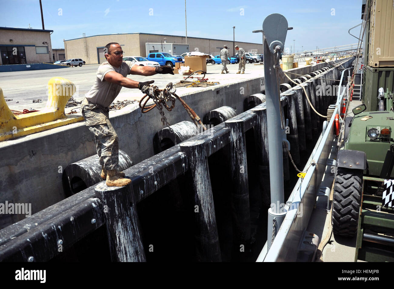 US Army Reserve Spc. Rolando Foster, Matrose, 481. Transportunternehmen zugewiesen sammelt Krawatte, Gurte, die Ausrüstung während der Bereitstellungsvorbereitungen in Port Hueneme, Kalifornien, 21. Mai 2013 zu sichern. Wasserfahrzeug, Schiffe in der Lage, Flachwasser, nachdem es stehen kritische logistische Unterstützung für alle USA und Koalition Kräfte auf der ganzen Welt.  (US-Armee Foto von Staff Sgt. Shejal Pulivarti/freigegeben) Schwere Boot Einheit Preps für Bereitstellung 130521-A-IO170-095 Stockfoto