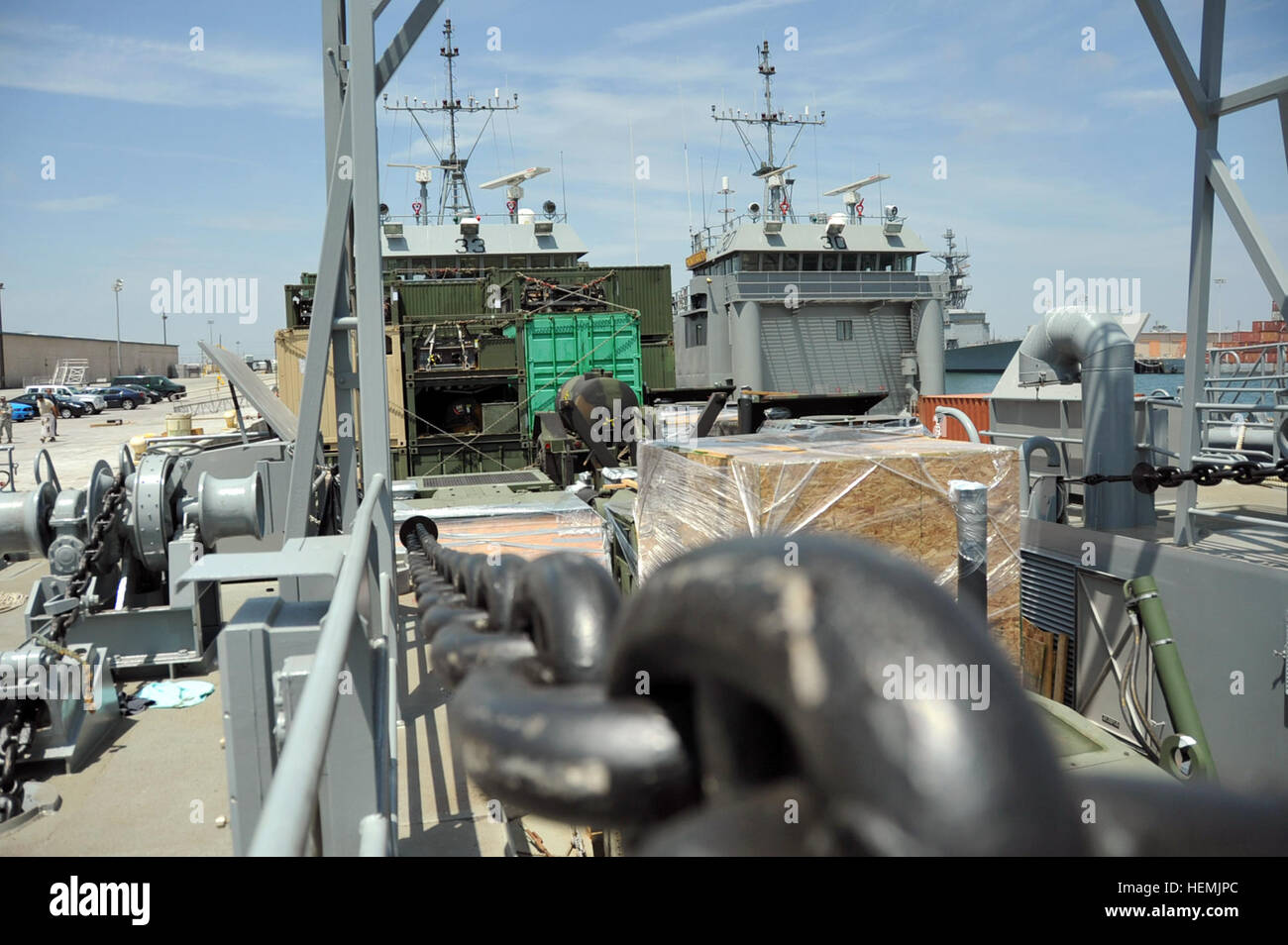 ìSoldiers, 481. Transportunternehmen Pack und sichere Ausrüstung während ihrer Bereitstellung Vorbereitung in Port Hueneme 21 Mai zugeordnet. Referats Wasserfahrzeug, dass Schiffe in der Lage, flachere Gewässern hat eine einzigartige und anspruchsvolle Mission zur kritischen logistischen Unterstützung für alle USA und Koalition Kräfte auf der ganzen Welt. (US Armee-Foto von Staff Sgt Shejal Pulivarti/freigegeben) Schwere Boot Einheit Preps für Bereitstellung 130521-A-IO170-101 Stockfoto