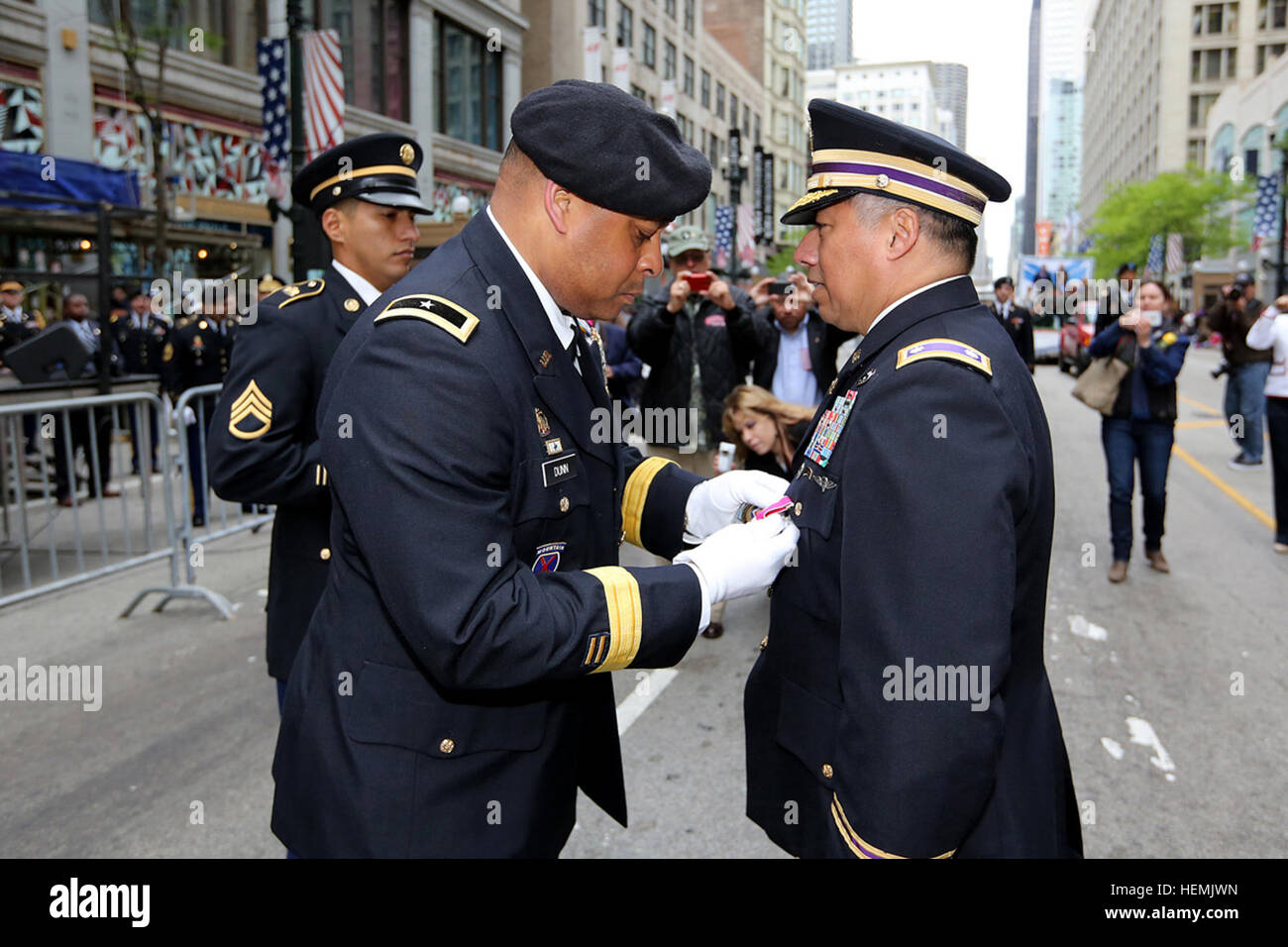 US Army Major General Gracus K. Dunn, links, des Kommandierenden Generals der 85. Support Command und stellvertretender Kommandierender general für die Unterstützung der ersten Armee-Division West präsentiert den Legion Of Merit Award im Ruhestand Oberstleutnant Robert Garcia, US Army Reserve und ein Polizist Chicago während der Memorial Day Parade in Chicago, 25. Mai 2013. Der ehemalige US-Verteidigungsminister und CIA-Direktor Leon Panetta, Illinois Gouverneur Patrick Quinn und Bürgermeister von Chicago Rahm Emanuel waren anwesend bei der Verlegung Kranzniederlegung zusammen mit Führungskräften aus jeder militärischen Service-Niederlassung. Die Chicago Memorial Da Stockfoto