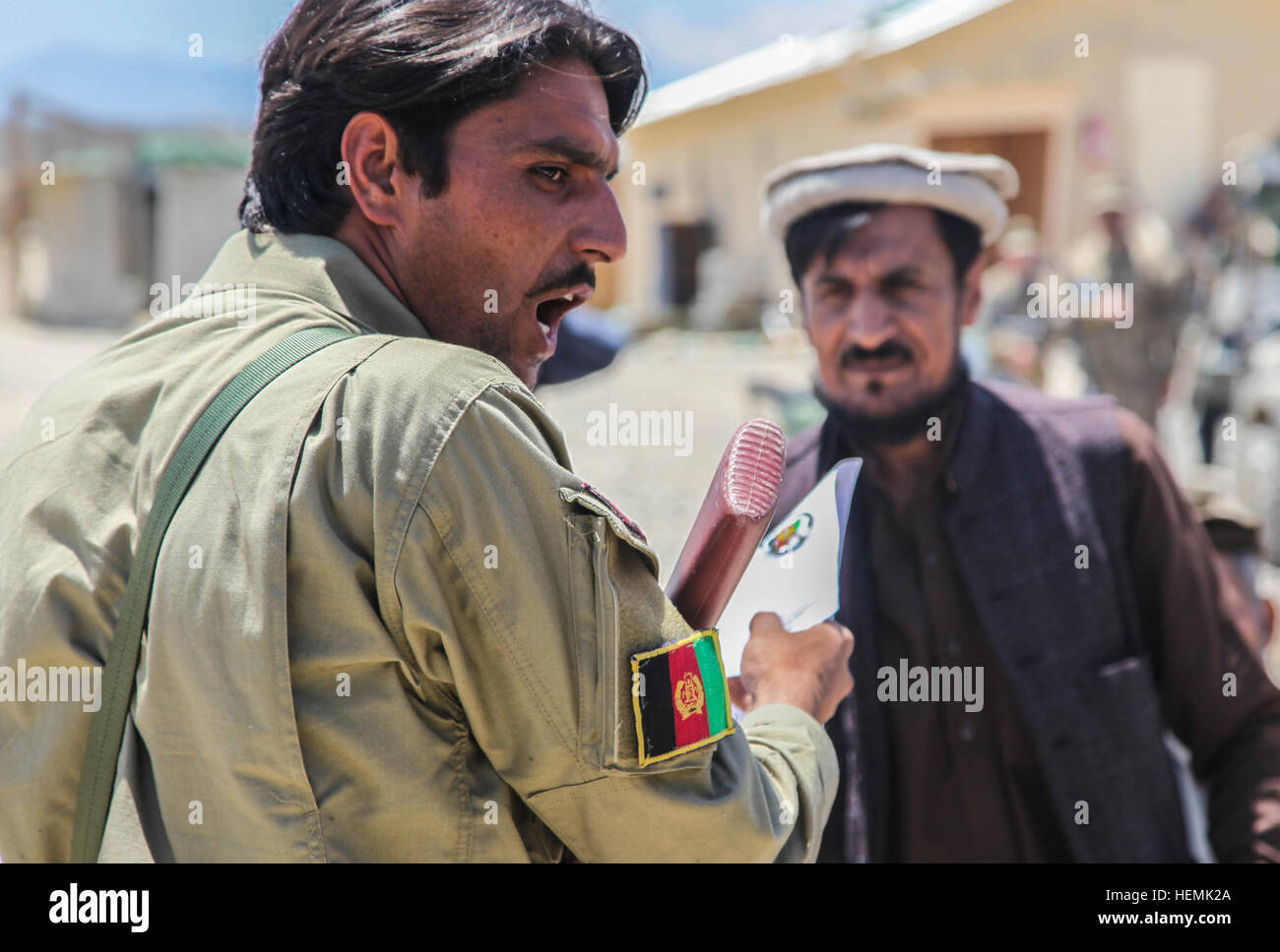 Eine afghanische lokale Polizei (ALP) Mitglied schreit nach Erhalt einer Bescheinigung über den Abschluss während einer ALP-Abschlussfeier in Khogyani district, Provinz Nangarhar, Afghanistan, 1. Juni 2013. ALP Ergänzung Aufstandsbekämpfung Bemühungen durch Hilfe und Unterstützung für ländliche Gebiete mit begrenzten afghanischen nationalen Sicherheitskräfte Präsenz, um Bedingungen für verbesserte Sicherheit, Governance und Entwicklung zu ermöglichen. (Foto: U.S. Army Spc. Joshua Krüger / veröffentlicht) Abschlussfeier der ALP 130601-A-RE111-324 Stockfoto