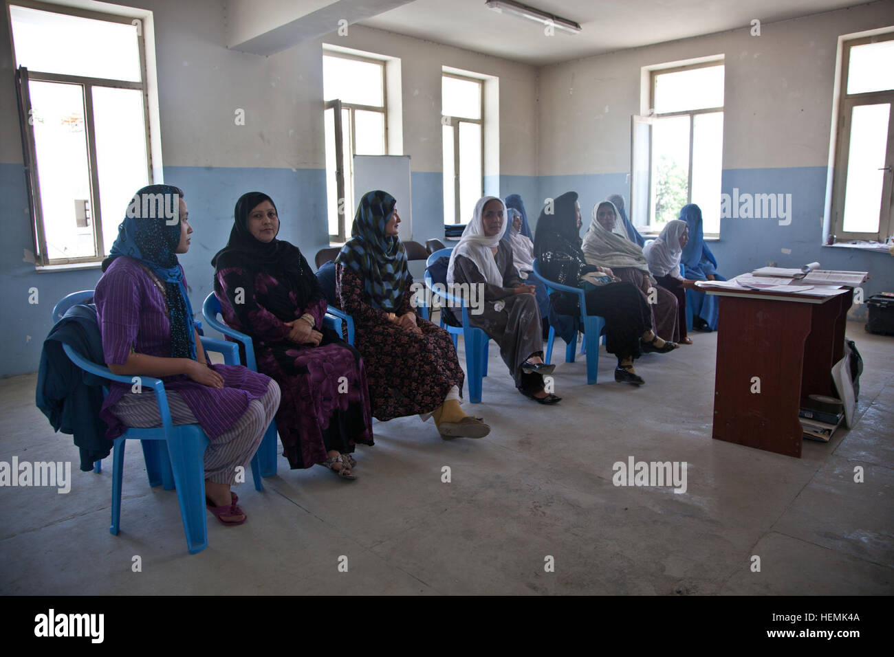 Afghanische Frauen Qarah Bagh besuchen eine Frauen medizinischen Seminar im Bezirk Mitte im Qarah Bagh Bezirk, Provinz Ghazni, Afghanistan, 4. Juni 2013. 30 Frauen aus Qarah Bagh Bezirk und Umgebung besucht das zweitägige medizinischen Seminar, das Themen wie Hygiene, Notfall Geburt Techniken und Ernährung.  (US Armee-Foto von Spc. Jessica Reyna DeBooy/freigegeben) Zwei-Tages-Seminar medizinische 130604-A-SL739-003 Stockfoto