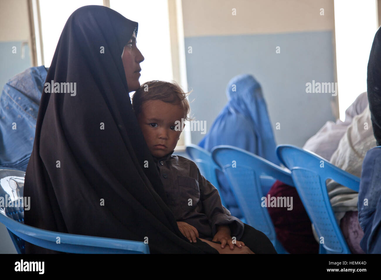 Eine afghanische Wohnsitz von Qarah Bagh hält ihr Kind während des Besuchs ein Frauen medizinische Seminar im Bezirk Mitte in Qarah Bagh district, Provinz Ghazni, Afghanistan, 4. Juni 2013. 30 Frauen aus Qarah Bagh Bezirk und Umgebung besucht das zweitägige medizinischen Seminar, das Themen wie Hygiene, Notfall Geburt Techniken und Ernährung.  (US Armee-Foto von Spc. Jessica Reyna DeBooy/freigegeben) Zwei-Tages-Seminar medizinische 130604-A-SL739-004 Stockfoto