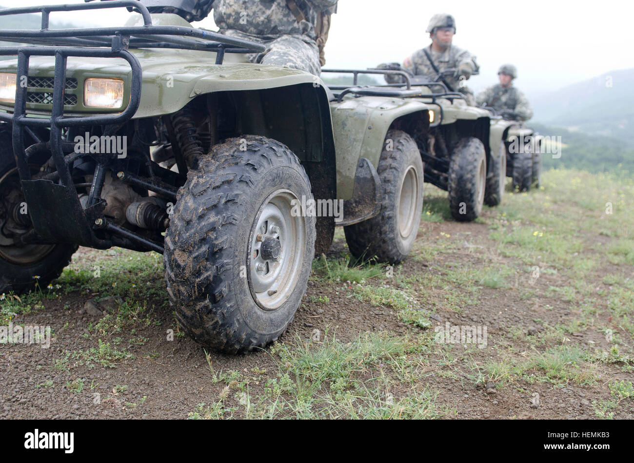 Soldaten von der Firma C, 1. Staffel, 38. Kavallerie-Regiment vom Fort Bragg, N.C., verwenden All Terrain Vehicles zugänglichen Bereichen ihre Patrouille, die sonst schwierig zu überprüfen. Multinationalen Battle Group-Ost Soldaten patrouillieren zerklüftete Gelände täglich, die durch die Berge und Hügel entlang die Administrative Grenze im Norden Kosovos ausgeführt. Kosovo grenzt mit: die Republik Albanien im Westen, die ehemalige jugoslawische Republik Mazedonien (FYROM) im Süden, der Grenze zu Montenegro im Norden und der Grenze (Administrative Grenzlinie) mit Serbien im Osten. (U Stockfoto