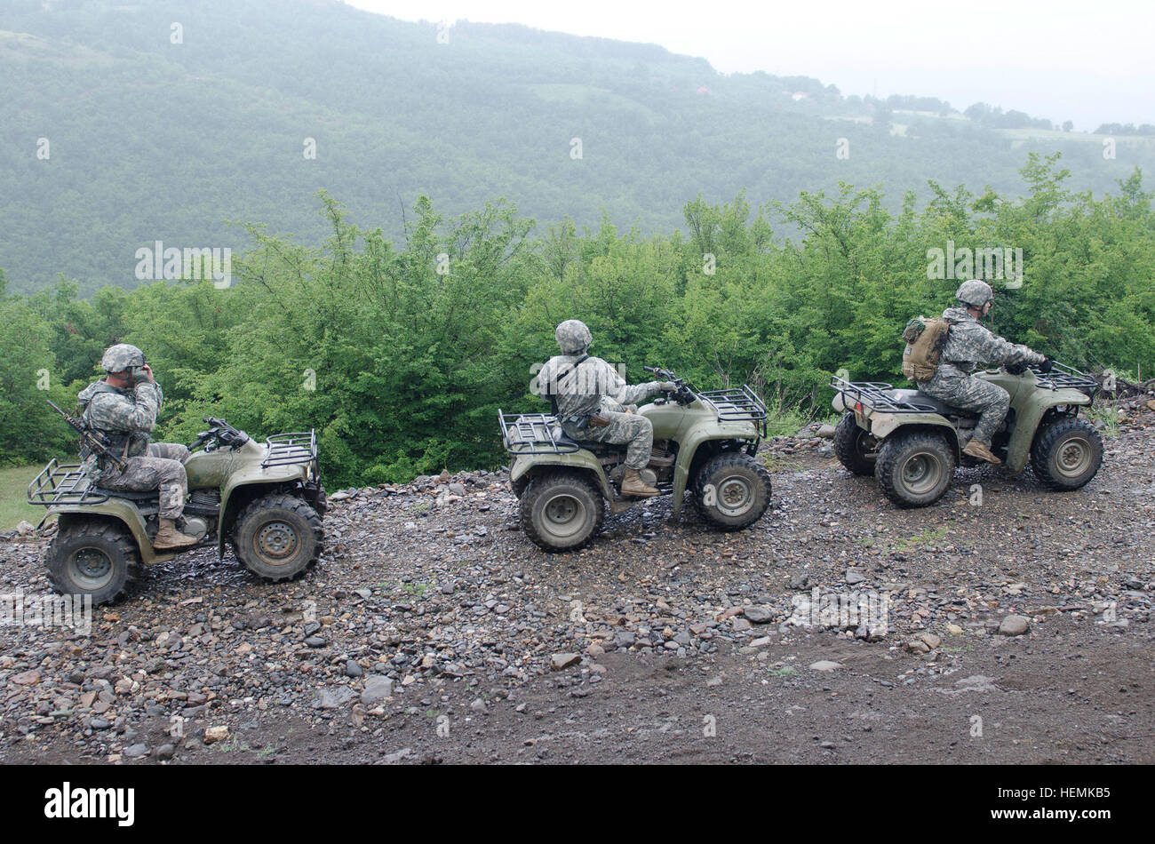Soldaten von der Firma C, 1. Staffel, 38. Kavallerie-Regiment vom Fort Bragg, N.C., verwenden All Terrain Vehicles zugänglichen Bereichen ihre Patrouille durch bergige und raue Gelände im Norden Kosovos Juni 12. US-Armee Sgt. Aden Hameda, ein Assistent-Zug-Sergeant mit Firma C, 1. Staffel, 38. Kavallerie-Regiment und eine native, Indianapolis, sagte, "die ATVs sind eine Methode für den Einstieg zu einer Website über eine Entfernung oder Gelände, dass wir normalerweise nicht in der Lage, in einer fristgerechten Weise wäre über zu Fuß kommt man zu oder traditionelle LKW absetzen, aber wir eine Verwendung für sie hier oben in den Hügeln und Bergen fanden wo es Stockfoto