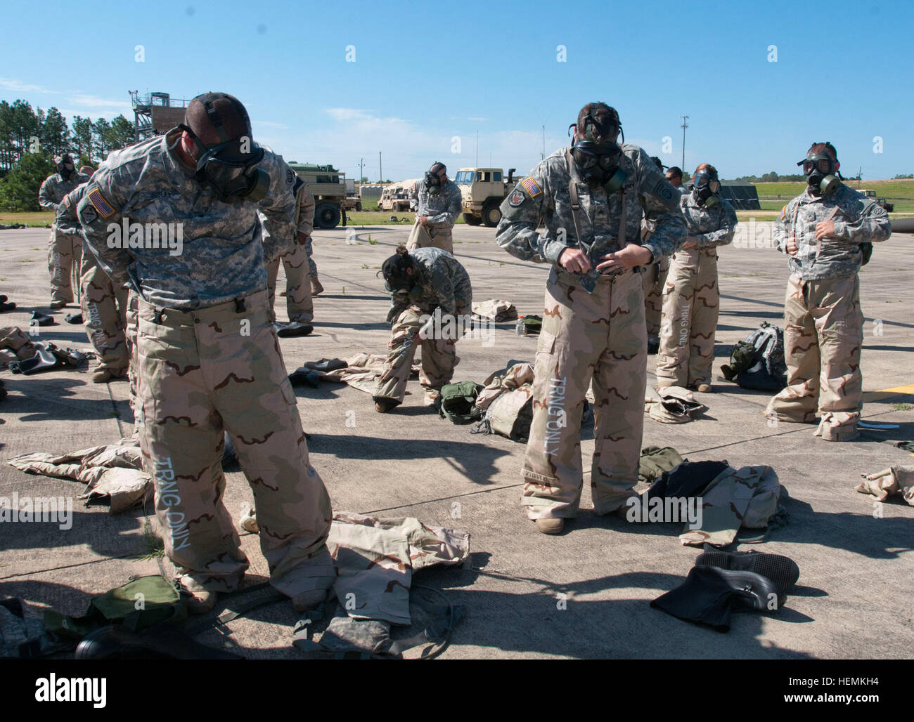 US-Soldaten mit der 82. setzen Combat Aviation Brigade auf die gemeinsamen Service leicht integrierte Anzug Technik bekannt als das JSLIST während der gemeinsamen operativen Zugang-Übung in Fort Bragg, N.C., 21. Juni 2013. Der Anzug wird verwendet, um Soldaten im Falle einer chemischen, biologischen, radiologischen oder nuklearen Exposition zu schützen. Die Ausbildung ist eine einwöchige Übung, die hilft, ihre Fähigkeiten zu verbessern, da sie technisch und taktisch bereit für jede zukünftige Vorgänge bleiben Soldaten Teil. (Foto: US-Armee Sgt. April de Armas/veröffentlicht) 82. CAB Flieger Zug zu dekontaminieren Hubschrauber, Person Stockfoto