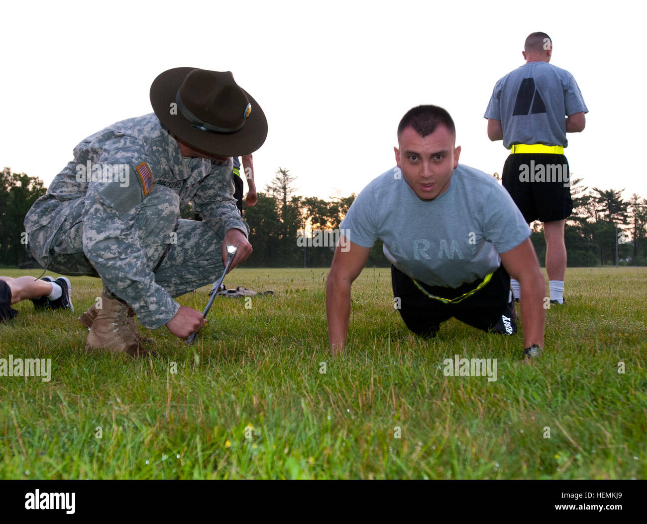 US Army Spc. Ivan Pimentel mit Hauptsitz und zentrale Firma Pacific Division, 75. Training Division führt Push-ups während der Armee körperliche Fitness-Test als Bestandteil der Armee Reserve beste Krieger Wettbewerb 2013 am Fort McCoy, Wisconsin, USA, 24. Juni 2013.  (US Armee-Foto von Staff Sgt. Gary Hawkins/freigegeben) 2013 besten Krieger Wettbewerb 130624-A-YC962-351 Stockfoto