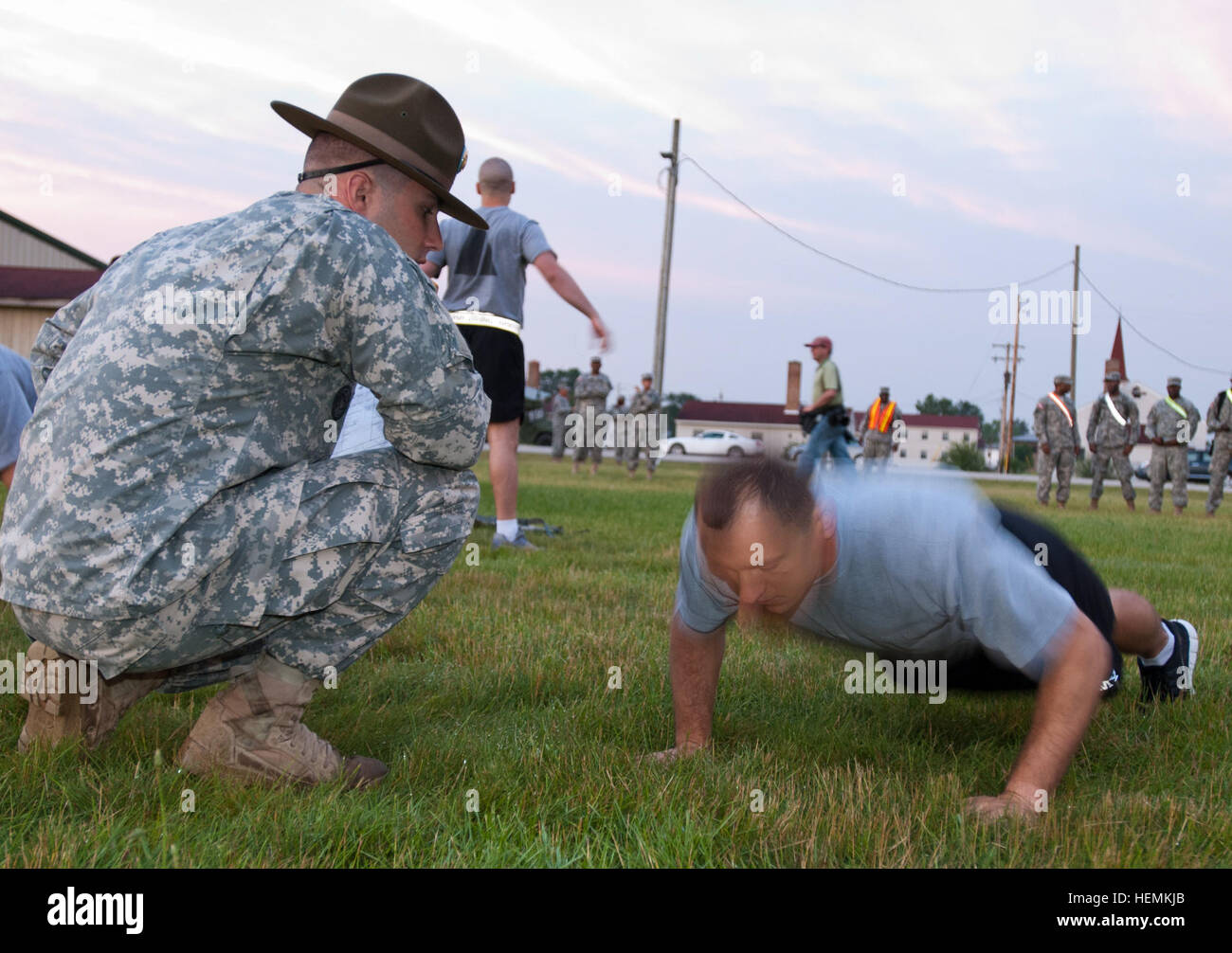 Sgt. 1. Klasse Richard Silva, Mitglied der 11. Bataillon Armee Reserve Karriere Abteilung befindet sich in Los Alamitos, Kalifornien, ist Push-Ups als Teil der Armee körperliche Fitness-Test während der Armee Reserve beste Krieger Wettbewerb 2013 am Fort McCoy, Wisc. 24. Juni. Besten Krieger-Wettbewerb 2013 - Schulungsvertrag 130624-A-YC962-308 Stockfoto