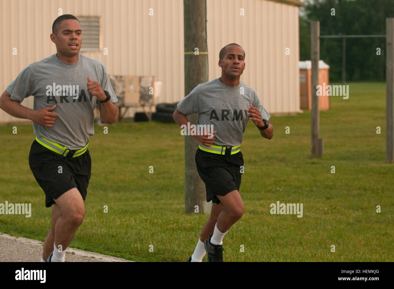 US Army Spc. Christopher Delk mit Alpha Company, 378. Military Intelligence Battalion und Pfc. Edward Davila Walker mit dem 973rd-Quartiermeister-Unternehmen beteiligen sich an den zwei Meile laufen Teil der Armee körperliche Fitness-Test, während die Armee Reserve beste Krieger Wettbewerb 2013 am Fort McCoy, Wisconsin, USA, 24. Juni 2013.  (US Armee-Foto von Sgt. Carina Garcia/freigegeben) 2013 Army Reserve beste Krieger 130624-A-EG138-151 Stockfoto