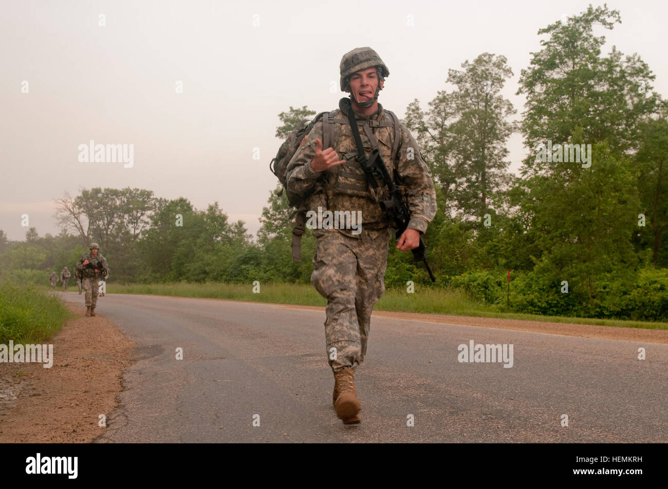 US-Armee CPL Jabriel Santos mit der 1. Mission Support Command, hält sein Humor während der 10 Kilometer langen Straße März Veranstaltung bei der Army Reserve beste Krieger Wettbewerb 2013 Fort McCoy, Wisconsin, USA, 26. Juni 2013. (US Armee-Foto von Sgt. Carina Garcia/freigegeben) 2013 Army Reserve beste Krieger 130626-A-EG138-563 Stockfoto