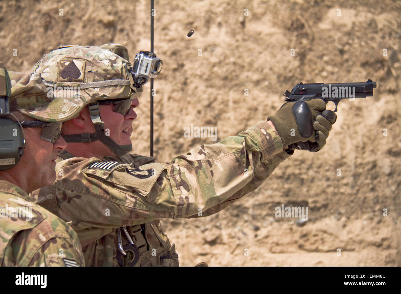 US Army Spc. Sean C. Poole, ein Infanterist mit 2. Bataillon, 506. Infanterieregiment, 4th Brigade Combat Team, 101. US-Luftlandedivision, Brände ein M9 Pistle auf ein Ziel beim konkurrieren für Soldaten des Quartals am Forward Operating Base Salerno, Khowst Provinz, Afghanistan, 14. Juli 2013.  (US Armee-Foto von Sgt. Justin A. Moeller/freigegeben) Soldaten kämpfen um NCO, Soldat der Viertel 130714-A-DQ133-509 Stockfoto