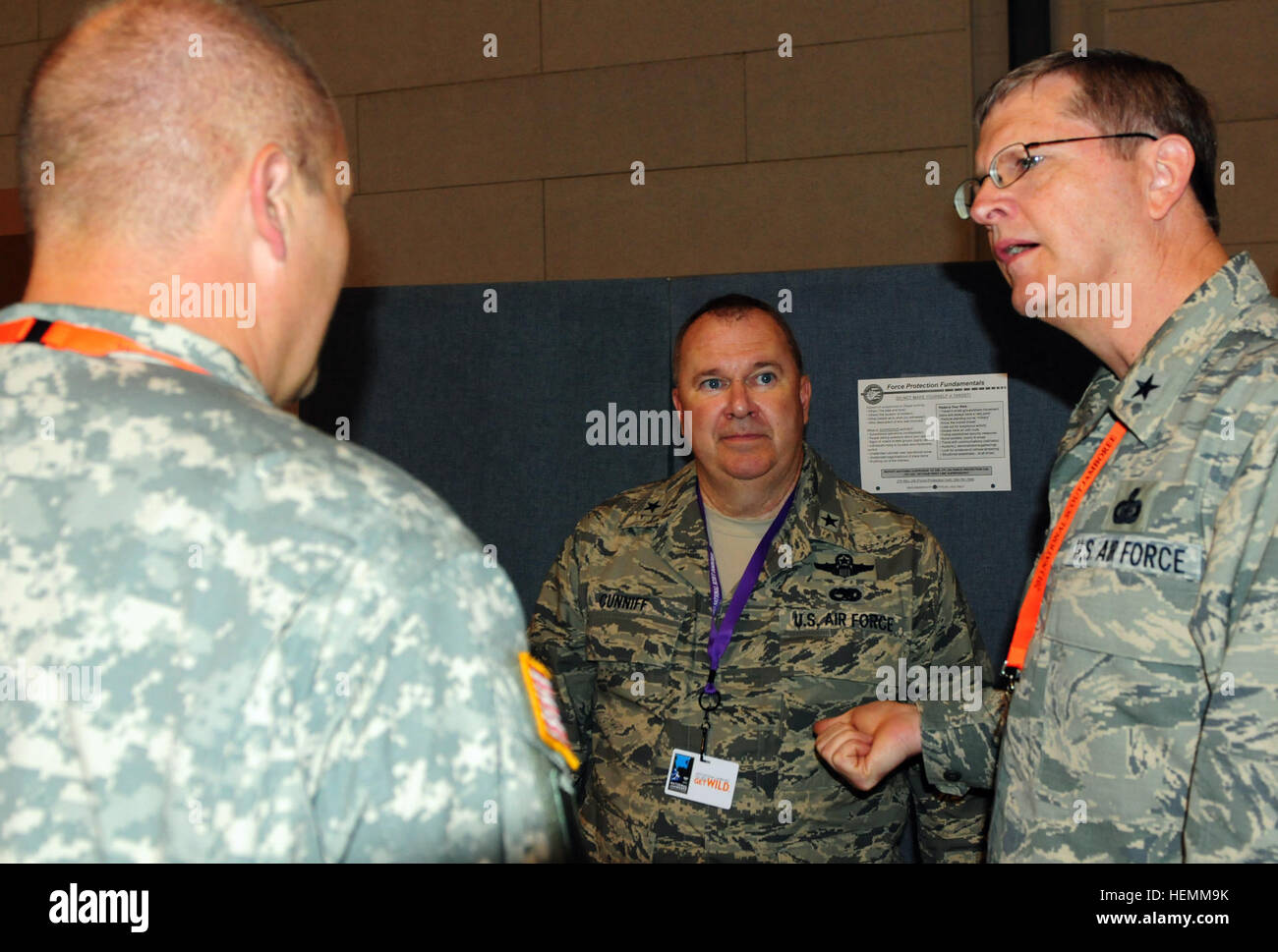 Air Force Major General Michael L. Cundiff, New Jersey Generaladjutant, Gespräche mit Air Force Major General David Buckalew, Direktor des Joint Staff, W.VA Nationalgarde und Armee Oberstleutnant Robbie Scarberry, im Glen Jean Armed Forces Reserve Center. Cundiff und sein Sohn Chris, der AFRC vorbeigekommen, bei ihrem Besuch in der Boy Scouts von Amerika nationale Jamboree bei der Gipfel-Bechtel-Reserve in Fayette County, W.VA Das Jamboree 2013 markiert die Auftaktveranstaltung für das neue BSA-Center. (Foto: US-Armee Sgt. Anna-Marie Ward, West Virginia Nationalgarde Public Affairs Office) 2013 Boy Scout Jamboree Stockfoto