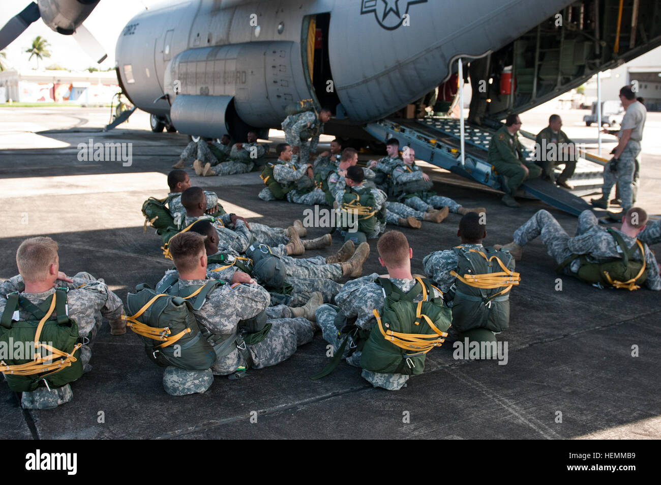 US-Soldaten mit dem 421st Quartermaster Company, 143. Sustainment Command (Expeditionary), Vorbereiten von einer c-130 Herkules Transportflugzeug in jährlichen Ausbildung bei Muñiz Air National Guard Base in Carolina, Puerto Rico, 16. Juli 2013 zu springen. Das Fort Valley, Ga., basierend Rigger Einheit führte drei Wochen Übungen, inklusive Personal, Ausrüstung und Fahrzeug Abwürfe an mehreren Standorten in ganz Puerto Rico.  (US Army Foto von Staff Sgt. Cooper T. Cash/freigegeben) 421st Quartermaster Company Rigger Drop in Puerto Rico 130716-A-IK997-096 Stockfoto