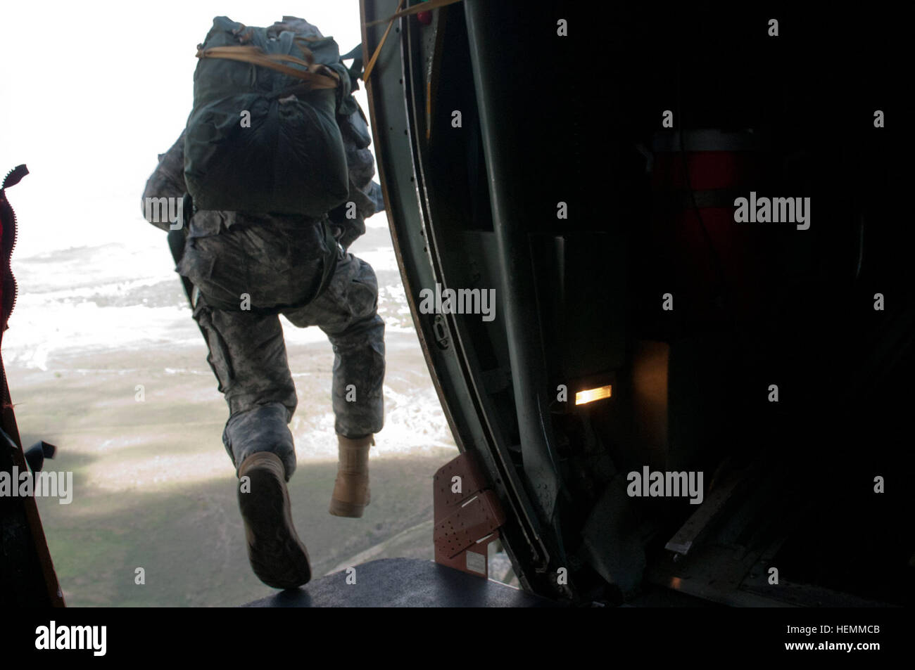 US-Soldaten mit dem 421st Quartermaster Company, 143. Sustainment Command (Expeditionary), bereiten Sie sich aus einer c-130 Herkules Transportflugzeug während des jährlichen Trainings Camp Santiago gemeinsame Manöver Training Center in Salinas, Puerto Rico, 17. Juli 2013 nicht überspringen. Das Fort Valley, Ga., basierend Rigger Einheit führte drei Wochen Übungen, inklusive Personal, Ausrüstung und Fahrzeug Abwürfe an mehreren Standorten in ganz Puerto Rico.  (US Armee-Foto von Staff Sgt. Cooper T. Cash/freigegeben) 421st Quartermaster Company Rigger drop in Puerto Rico 130717-A-IK997-194 Stockfoto
