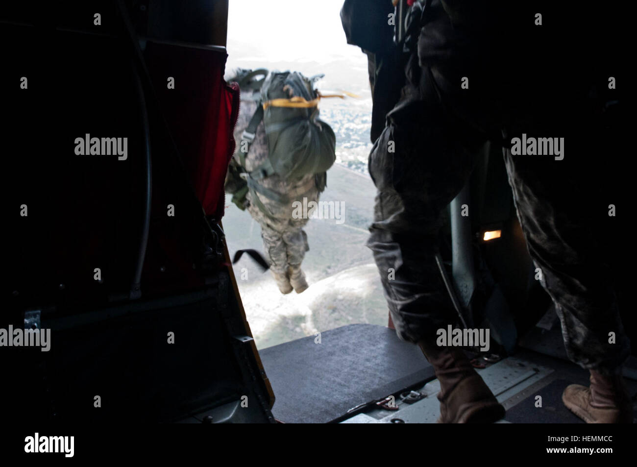 US-Soldaten mit dem 421st Quartermaster Company, 143. Sustainment Command (Expeditionary), Sprung aus einer c-130 Herkules Transportflugzeug während des jährlichen Trainings über Camp Santiago gemeinsame Manöver Training Center in Salinas, Puerto Rico, 17. Juli 2013. Das Fort Valley, Ga., basierend Rigger Einheit führte drei Wochen Übungen, inklusive Personal, Ausrüstung und Fahrzeug Abwürfe an mehreren Standorten in ganz Puerto Rico.  (US Armee-Foto von Staff Sgt. Cooper T. Cash/freigegeben) 421st Quartermaster Company Rigger drop in Puerto Rico 130717-A-IK997-211 Stockfoto