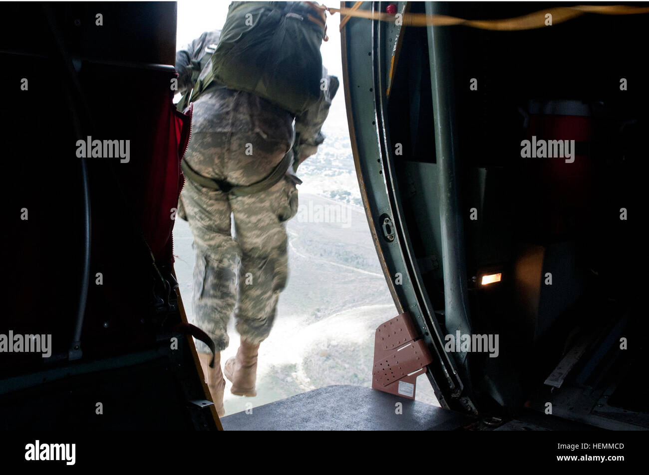 US-Soldaten mit dem 421st Quartermaster Company, 143. Sustainment Command (Expeditionary), Sprung aus einer c-130 Herkules Transportflugzeug während des jährlichen Trainings über Camp Santiago gemeinsame Manöver Training Center in Salinas, Puerto Rico, 17. Juli 2013. Das Fort Valley, Ga., basierend Rigger Einheit führte drei Wochen Übungen, inklusive Personal, Ausrüstung und Fahrzeug Abwürfe an mehreren Standorten in ganz Puerto Rico.  (US Armee-Foto von Staff Sgt. Cooper T. Cash/freigegeben) 421st Quartermaster Company Rigger drop in Puerto Rico 130717-A-IK997-214 Stockfoto