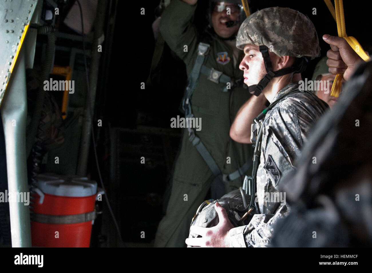 US-Soldaten mit dem 421st Quartermaster Company, 143. Sustainment Command (Expeditionary), Sprung aus einer c-130 Herkules Transportflugzeug während des jährlichen Trainings über Camp Santiago gemeinsame Manöver Training Center in Salinas, Puerto Rico, 17. Juli 2013. Referat Fort Valley, Ga., je Ausleger durchgeführt drei Wochen von Übungen, welche Includerf Personal, Ausrüstung und Fahrzeug Abwürfe an mehreren Standorten in ganz Puerto Rico.  (US Armee-Foto von Staff Sgt. Cooper T. Cash/freigegeben) 421st Quartermaster Company Rigger drop in Puerto Rico 130717-A-IK997-250 Stockfoto