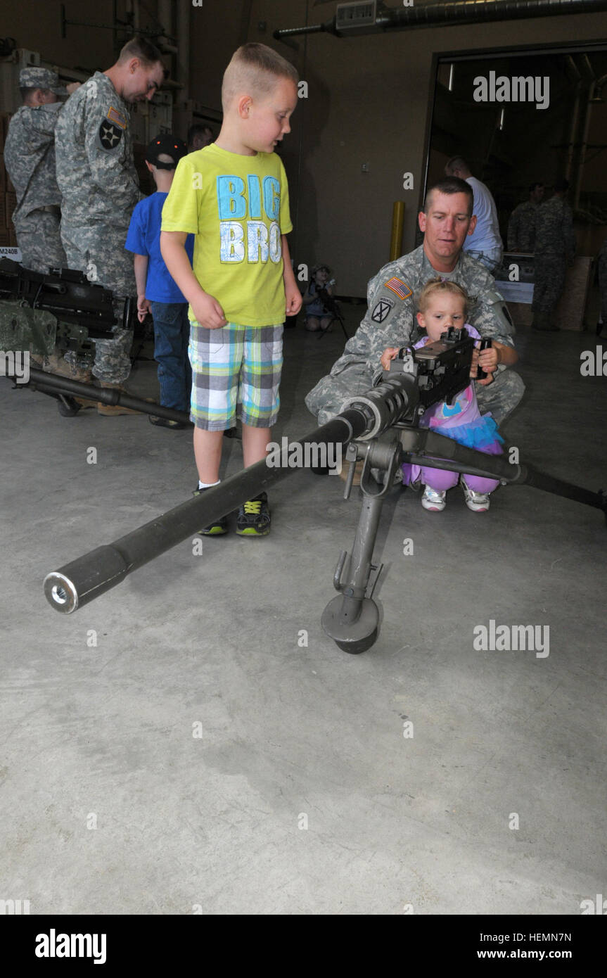 Staff Sgt Bill Riley, ein Squad-Leader mit A Company 1. Bataillon, 5. Infanterie-Regiment, zeigt seine 4 jährige Tochter Mackenzie und 6 Jahre alten Sohn Bill wie eine automatische Maschinengewehr M2 50 Kaliber Jr. Bobcat tagsüber zu bedienen. Vater lehrt Kinder etwa 50 Cal 130801-A-SF624-620 Stockfoto