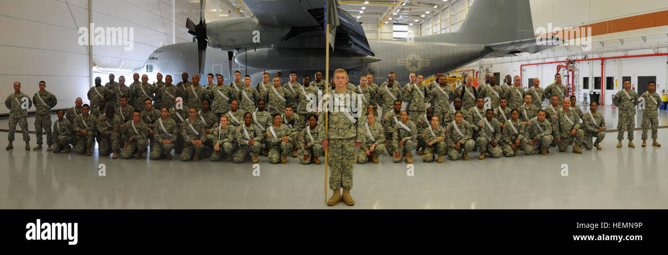 Ausbildungsbetrieb Delta, bestehend aus Soldaten zugewiesen, 103. Expeditionary Sustainment Command (ESC), montieren 143. ESC, 310. ESC, 316th ESC, 377. Theater Support Command und 655th Ressource Support Group, für ein Foto während der Operation Sustainment Krieger in einem US-Navy-Hangar am Joint Base McGuire-Dix-Lakehurst, NJ, 3. August 2013.  (US Army Foto von Spc. Thomas X. inspirirend/freigegeben) Die "Delta-Hunde" OSW 2013 130804-A-RU074-008 Stockfoto