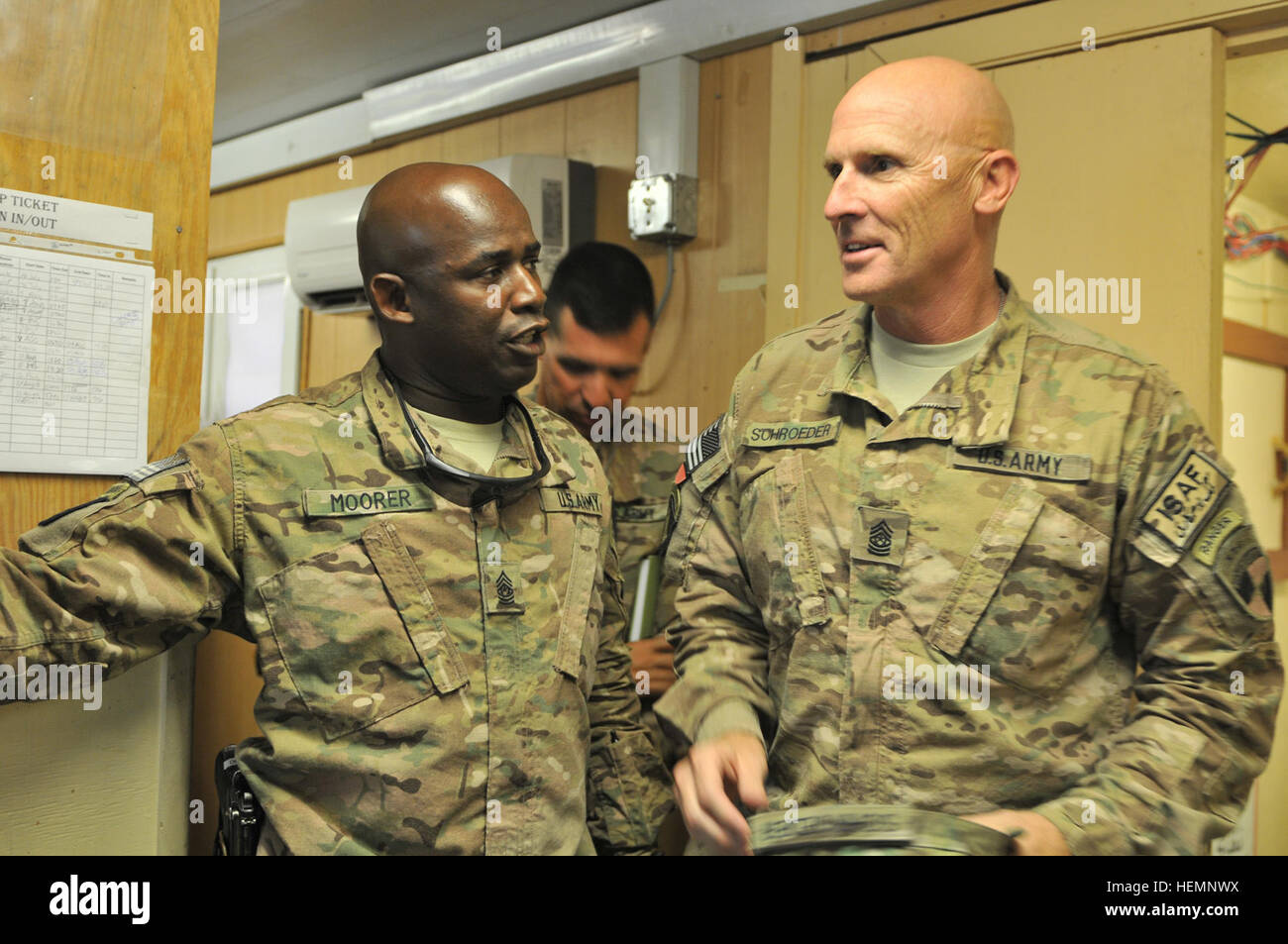 US Armee Command Sergeant Major Sheldon Moorer, links, Senior verpflichtete Berater für das 4. Brigade spezielle Truppen Bataillon, Task Force Delta eingetragenen Berater für International Security Assistance Force Joint Command, Command Sergeant Major Scott Schroeder, auf einer Tour der Forward Operating Base Fenty in der Provinz Nangarhar, Afghanistan, 15. August 2013 begleitet.  (Foto: US-Armee Sgt. 1. Klasse E. L. Craig/freigegeben) IJS CSM besuchen Dolch Soldaten 130815-A-NS540-001 Stockfoto