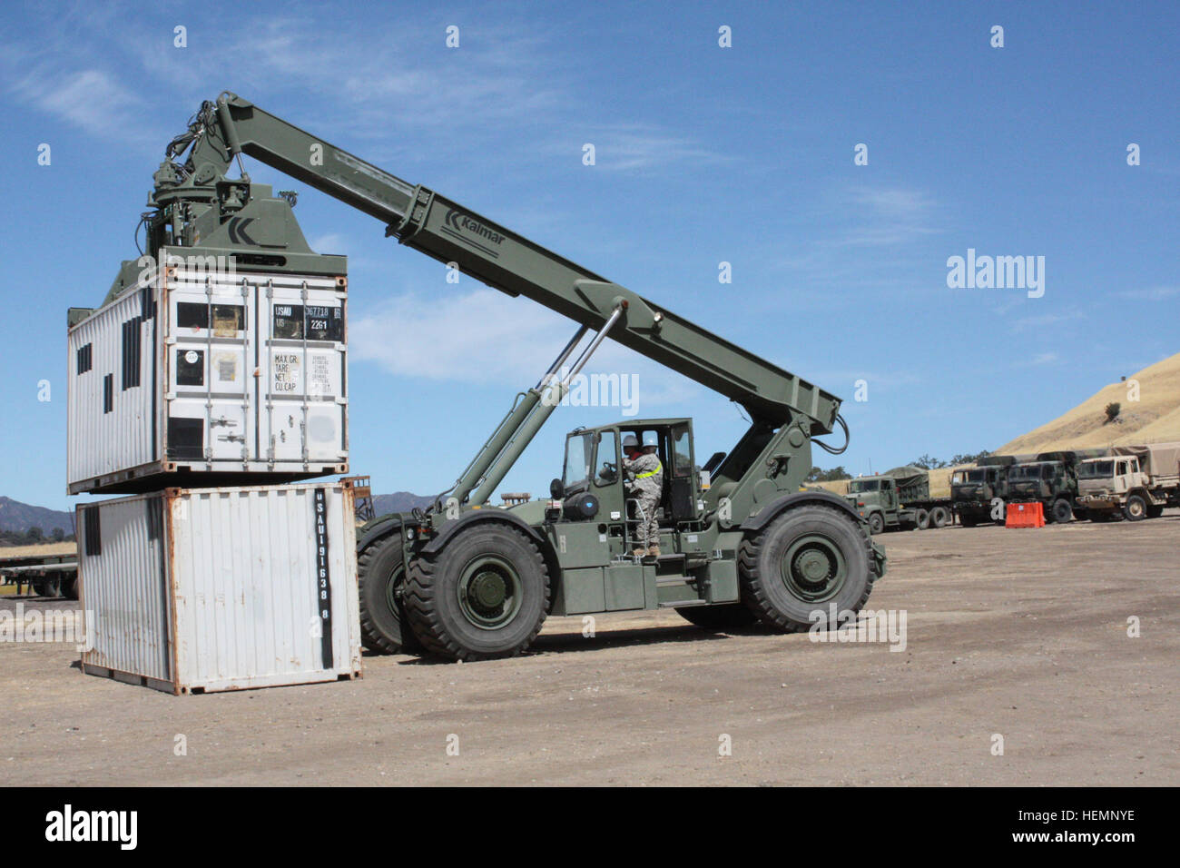 Soldaten Mit 1190 Transport Brigad Baton Rouge Louisiana Arbeiten Auf Der Baustelle Mit Rough Terrain Containerstapler Rtchs Umzug Container Wahrend Realistisches Training Probleme Und Szenarien Wahrend Der Transwarrior 13 In Fort Hunter