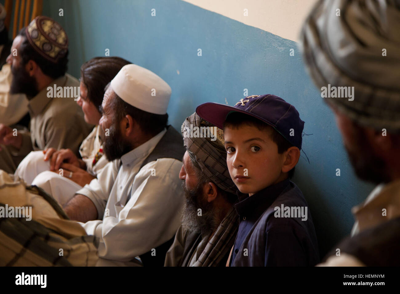 Ein afghanischer Junge sitzt und hört einen Vortrag über die erste Hilfe in der Gemeinschaft-Klinik in Deh Yak Bezirk, Provinz Ghazni, Afghanistan, 19. August 2013. Fünfzig Männer und Frauen aus Deh Yak Bezirk und Umgebung besucht das dreitägige medizinische Seminar, das Themen wie erste Hilfe, Hygiene, Notfall Geburt Techniken und Ernährung.  (US Armee-Foto von Spc. Jessica Reyna DeBooy/freigegeben) Enduring Freedom 130818-A-SL739-015 Stockfoto