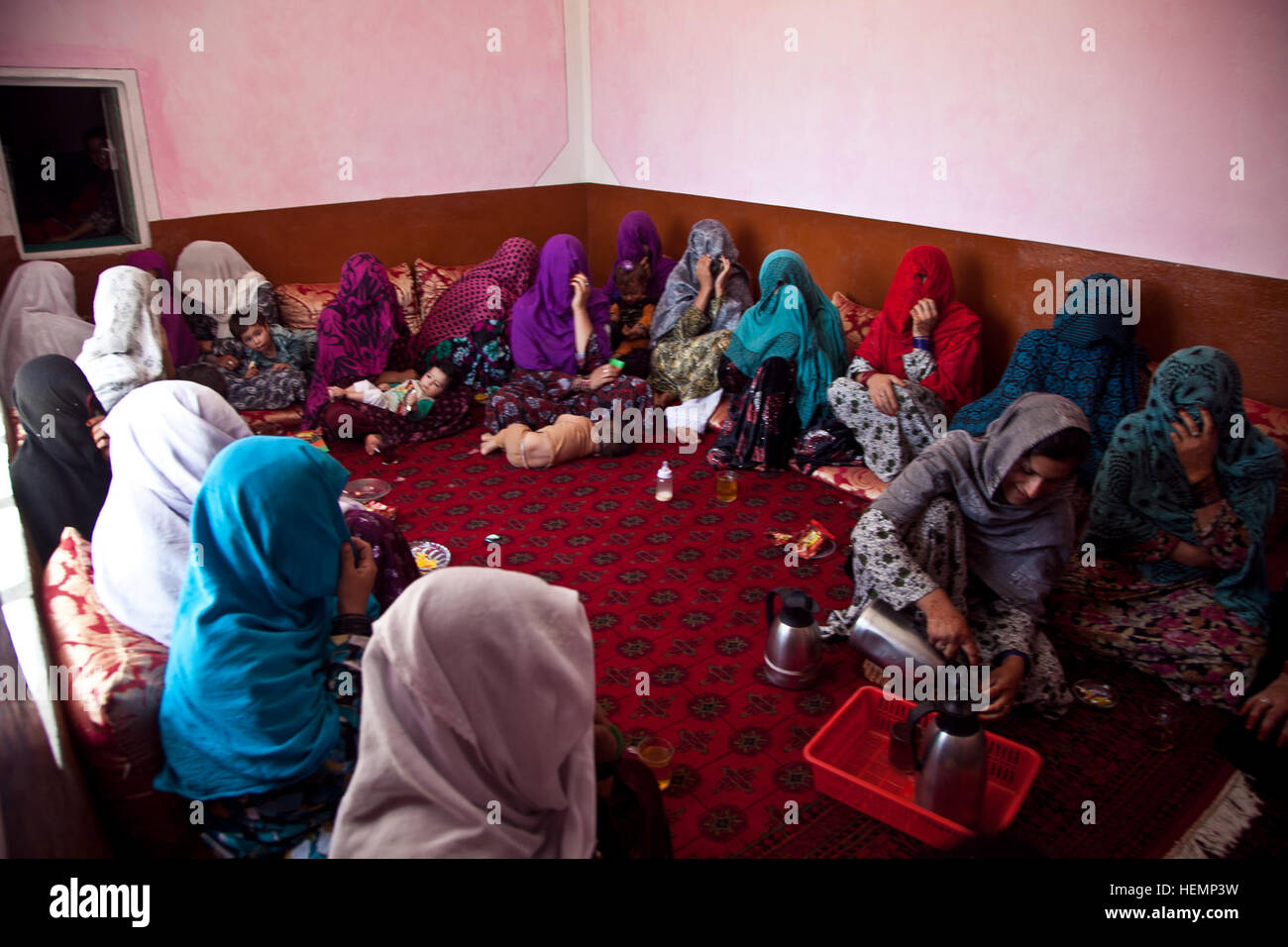 Afghanische Frauen Pajak Dorf trinken Tee während eines medizinischen Seminars in Deh Yak Bezirk, Provinz Ghazni, Afghanistan, 19. August 2013. Fünfzig Männer, Frauen und Kinder aus Pajak Dorf und Umgebung besucht das medizinische Seminar, das Themen wie erste Hilfe, Hygiene, Notfall Geburt Techniken und Ernährung.  (US Armee-Foto von Spc. Jessica Reyna DeBooy/freigegeben) Enduring Freedom 130820-A-SL739-050 Stockfoto