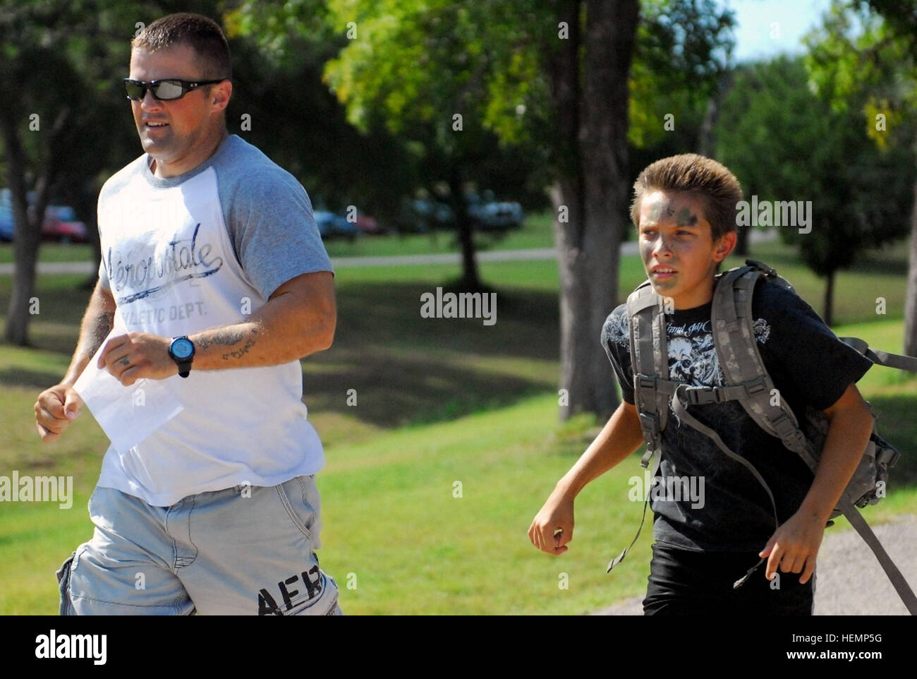 Salt Lake City Eingeborenen, Mark Brooks (rechts) läuft mit seinem Vater, Staff Sgt Jared Goertzen, 2. 8. Kavallerie-Regiment, 1st "Ironhorse" Brigade Combat Team, "Hengst" Bataillon, 1. Kavallerie-Division, während der Ruck März Wettbewerb des Hengstes Kinder Sporn Fahrt in Belton See Outdoor Recreation Area in Belton, Texas, Aug. 22 zugewiesen ist. Die Teilnehmer lernten auch auf ihre Tarnung und niedrigen Crawl während der Kinder-Sporn-Fahrt, die gab ihnen eine Chance, die Ausbildung zu erleben, die ihre Eltern durchlaufen. (US Armee-Foto von Spc. Fred Brown, 1 BCT Public Affairs, 1. Cav. Div. Stockfoto