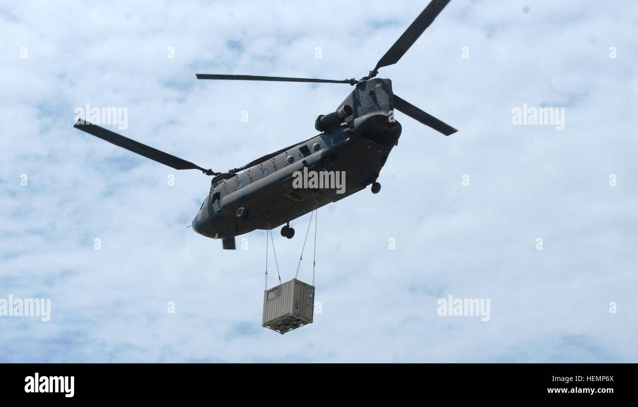 Ein Task Force Falcon CH-47 Chinook-Hubschrauber aus B Company, 2. Bataillon (allgemeiner Support), 149. Aviation Regiment, 36. Combat Aviation Brigade, transportiert einen Container per Schlinge Last Aug. 24, über Ost-Afghanistan. Schlinge Last 130824-A-SM524-062 Stockfoto