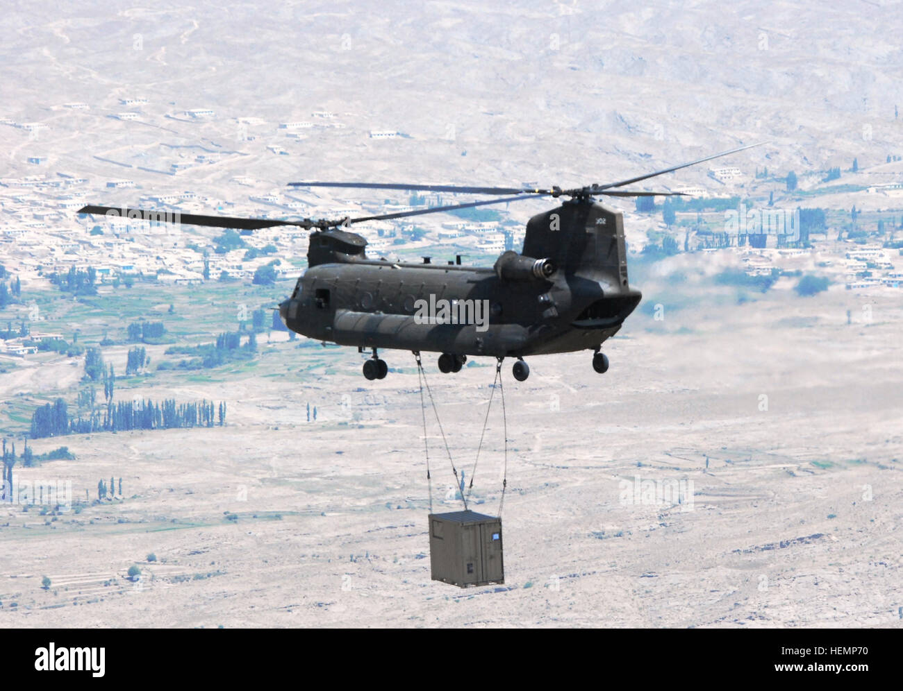 Ein Task Force Falcon CH-47 Chinook-Hubschrauber aus B Company, 2. Bataillon (allgemeiner Support), 149. Aviation Regiment, 36. Combat Aviation Brigade, transportiert einen Container per Schlinge Last Aug. 24, über Ost-Afghanistan. Schlinge Last 130824-A-SM524-148 Stockfoto
