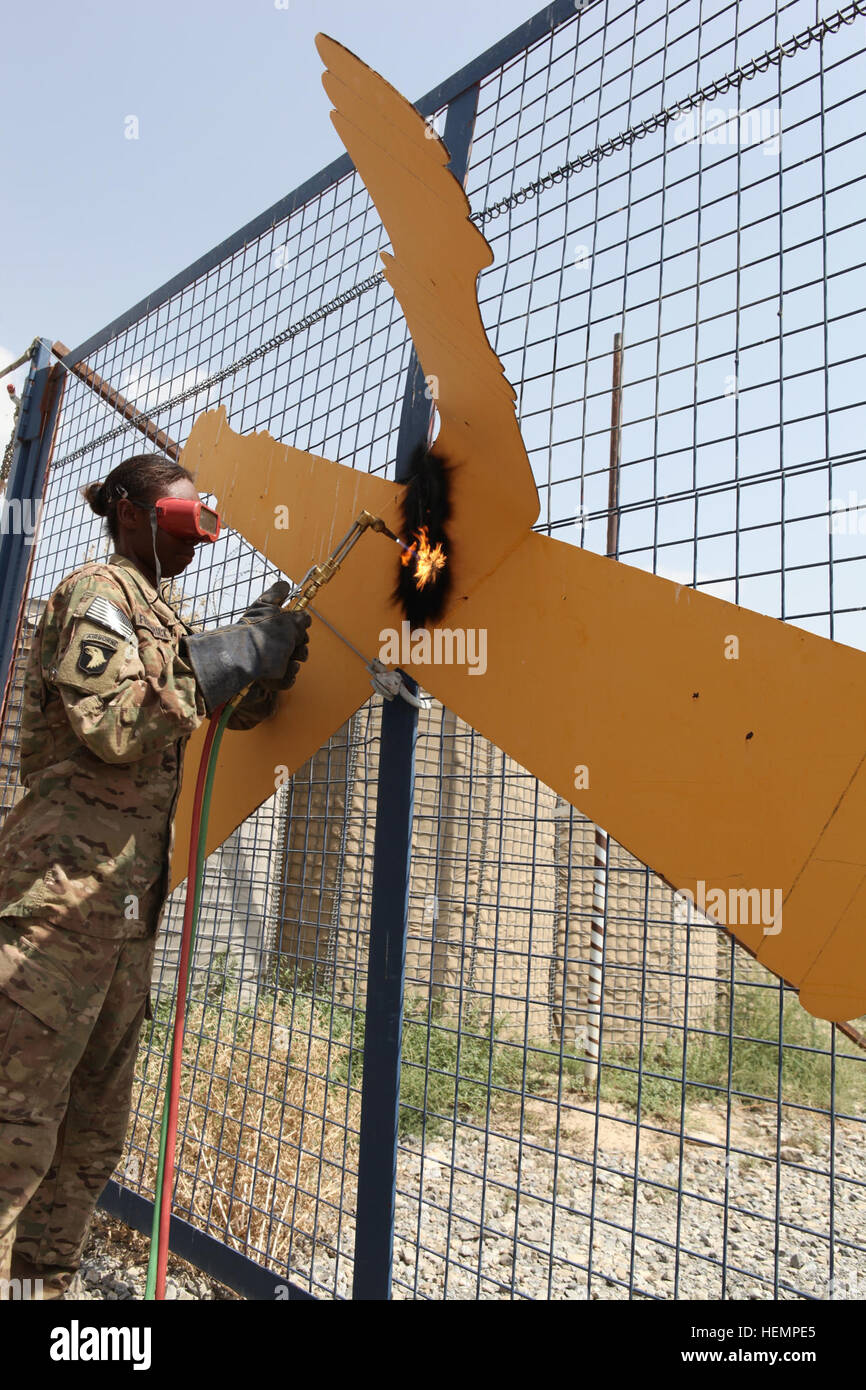 US Army Spc. Nancy Friedrich von Co. B, 801st Brigade Support Battalion (BSB), 101st Airborne Division (Air Assault) verwendet eine Acetylen-Fackel, um Artillerie zu entfernen auf Forward Operating Base (FOB) Salerno in der Khowst Provinz, Afghanistan, 2. September 2013 Kanonen aus einem Zaun zu überqueren.  Die 801st BSB ist in Afghanistan im Rahmen der Operation Enduring Freedom. (US Army Spc. Charles M. Willingham / veröffentlicht) FOB Salerno Retrograde 130902-A-OS291-009 Stockfoto