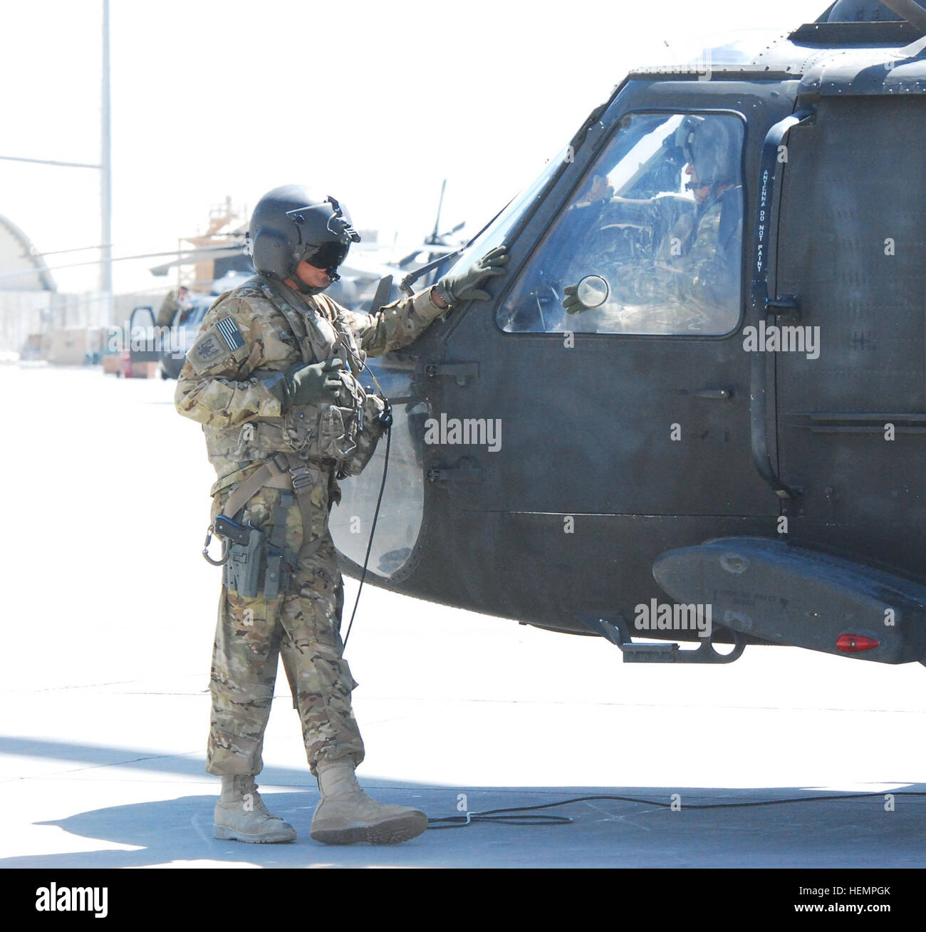 Sgt. 1. Klasse Steve Shirk, ein UH-60 Black Hawk Hubschrauber Crewchief, A Company, 2. Bataillon (allgemeiner Support), 104. Aviation Regiment (Pennsylvania), Task Force Phoenix, Wartezeiten während seinem Hubschrauber 4 Sept. in Bagram Air Field, Afghanistan tankt zugewiesen. Task Force Falcon UH-60 Black Hawk Hubschrauber Transport Personal in Ostafghanistan 130904-A-SM524-899 Stockfoto
