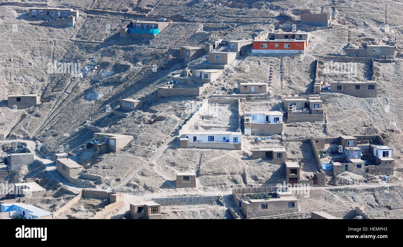 Afghanischen Häuser sitzen auf einem Hügel zu sehen aus dem Fenster eines UH - 60 L Black Hawk Hubschrauber während der Durchführung einer Personal-Bewegung-Mission 4 Sept. über Kabul Provinz, Afghanistan. Task Force Falcon UH-60 Black Hawk Hubschrauber Transport Personal in Ostafghanistan 130904-A-SM524-280 Stockfoto