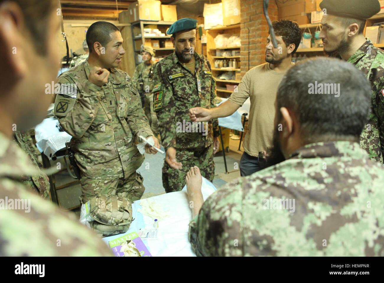 US Army 1st Lt. Victor Acevedo, Ärzte-Assistent mit 3rd Squadron, 89. Kavallerie-Regiment, führt eine Nadel-Aspiration Cist Fuss ein Afghan National Army Soldat auf Nangalam Basis, Provinz Kunar, Afghanistan, 10. September 2013 abtropfen lassen. 1st Lt. Acevado lehrt auch eine kurze Klasse auf erste-Hilfe zur realen Welt Verletzungen afghanische Soldaten Vorbereitung. (Foto: U.S. Army Spc Edward Bates/freigegeben) 4-10 Berg 2-4 Infanterie Division 130910-A-OC230-023 Stockfoto