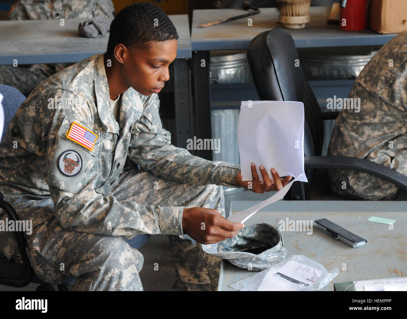 Bei einem Konvoi-Briefing am Fort Bragg, N.C., Spc Camille David, 414th Transportation Company, Bewertungen der Zeitplan und eine Liste von Telefonnummern vor der Abreise Sept. 10 auf einer Mission, Veräußerung, gemeinsame Basis McGuire-Dix-Lakehurst, N.J. Um eine bedienbare, kostengünstige Fahrzeugflotte zu erhalten, überträgt die 143. Sustainment Command (Expeditionary) veralteten LKW von in der 143. Verantwortungsbereich im Südosten der USA Armee Unterstützung Aktivität Dix. 143. Sustainment Command verwandelt sich in überschüssige Fahrzeuge 130910-A-BD390-767 Stockfoto