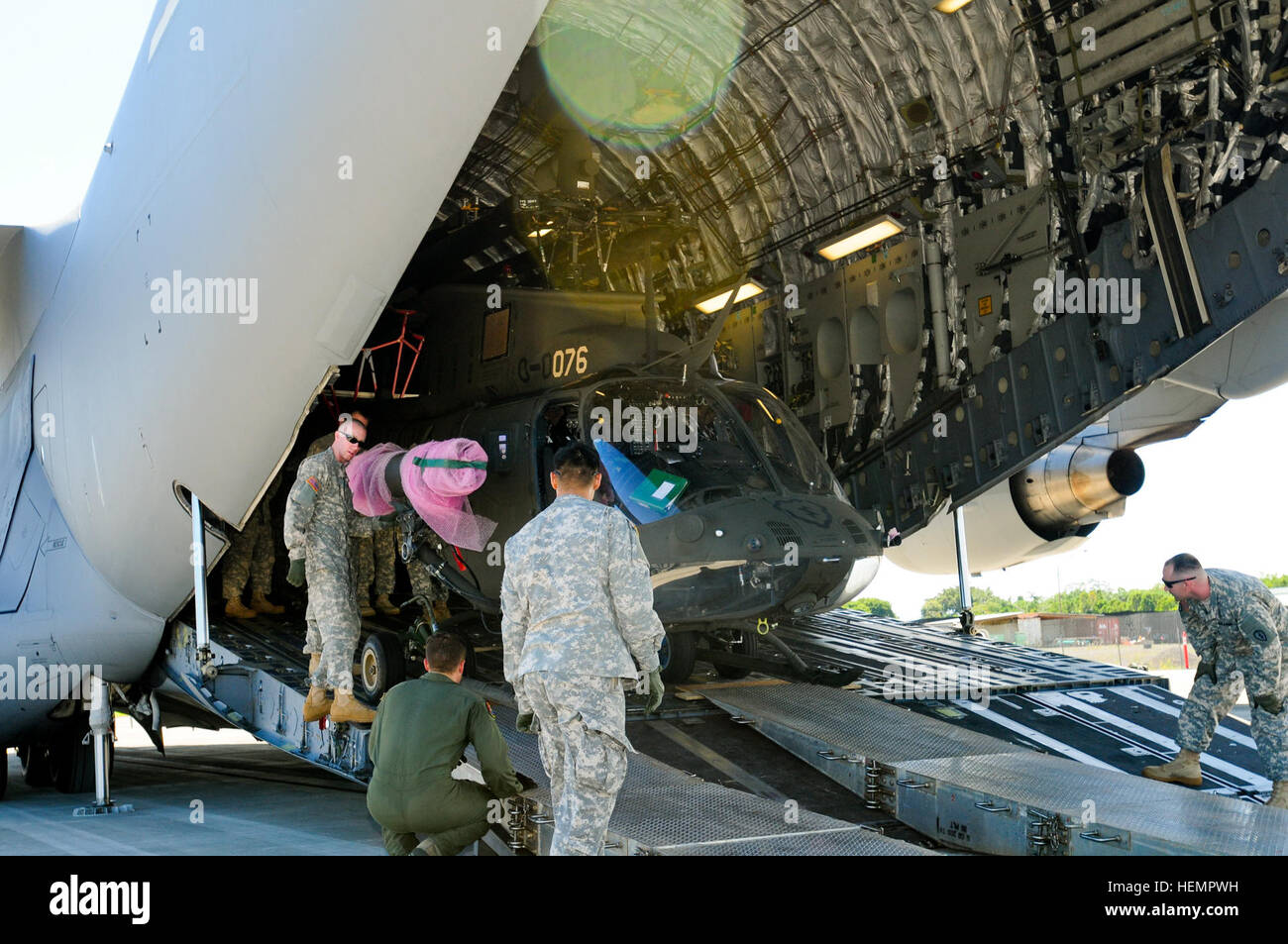 US-Soldaten mit dem 25. Combat Aviation Brigade, 25. Infanterie-Division, entlasten einen OH - 58D Kiowa Warrior-Hubschrauber, 2. Geschwader, 6. Kavallerie-Regiment, von einer Luftwaffe c-17 Globemaster III-Frachtflugzeug während eine unvorhergesehene Reaktion Kraft Validierungsverfahrens am Flughafen Hilo, Hawaii, 11. September 2013 zugewiesen.  (US Army Foto von Sgt. Daniel Schroeder/freigegeben) 25. CAB führt Kontingenz Response Force Validierung Übung 130911-A-UG106-107 Stockfoto