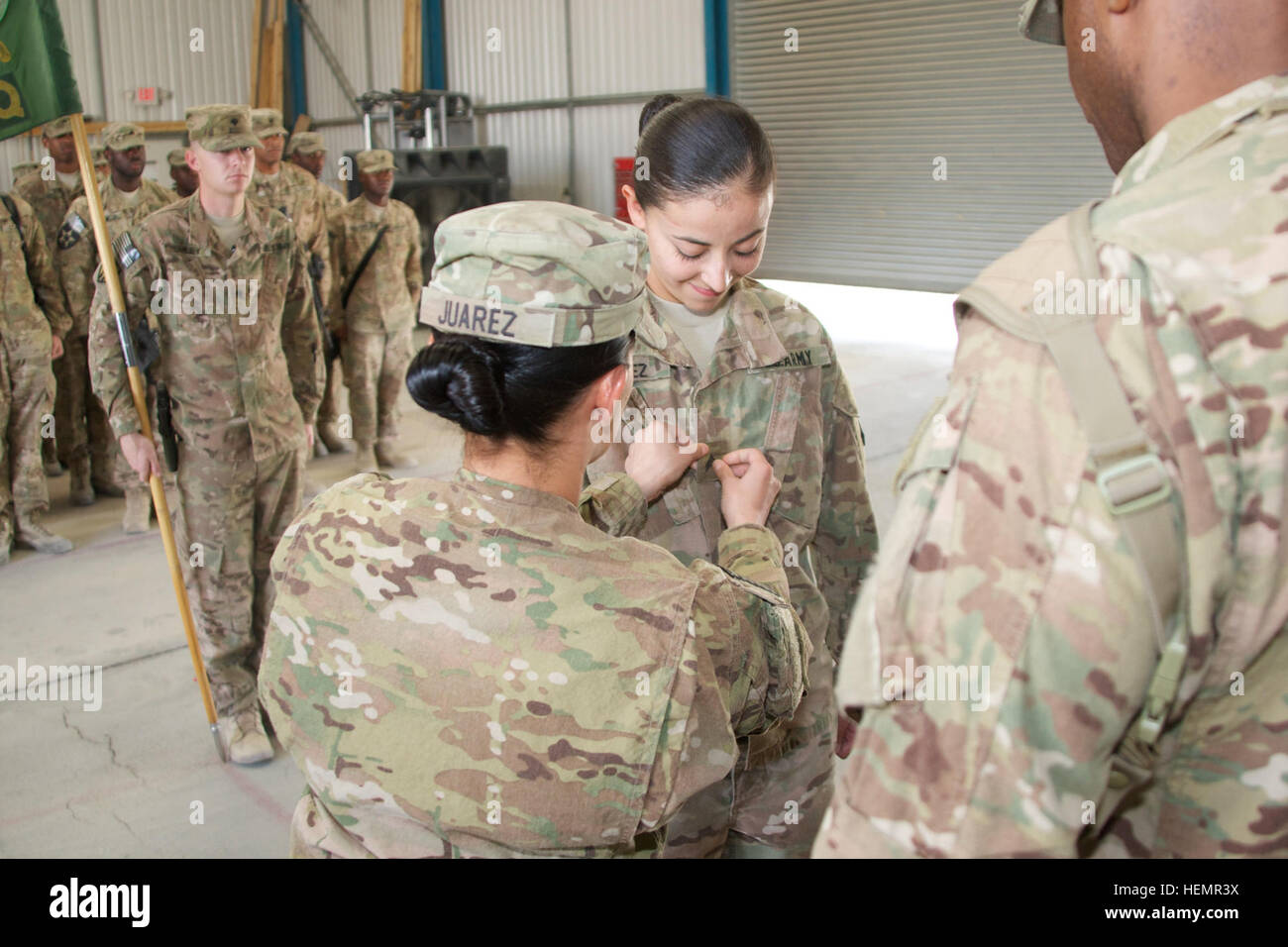 Zwei Soldaten des 724. Militärpolizeibataillons zur Unterstützung der Operation Enduring Freedom nehmen am 15. September 2013 an einer Aufstiegszeremonie im Camp Sabalu-Harrison in Afghanistan teil, bei der die berufliche Anerkennung und der Militärdienst unabhängig von der persönlichen Beziehung hervorgehoben werden. Stockfoto