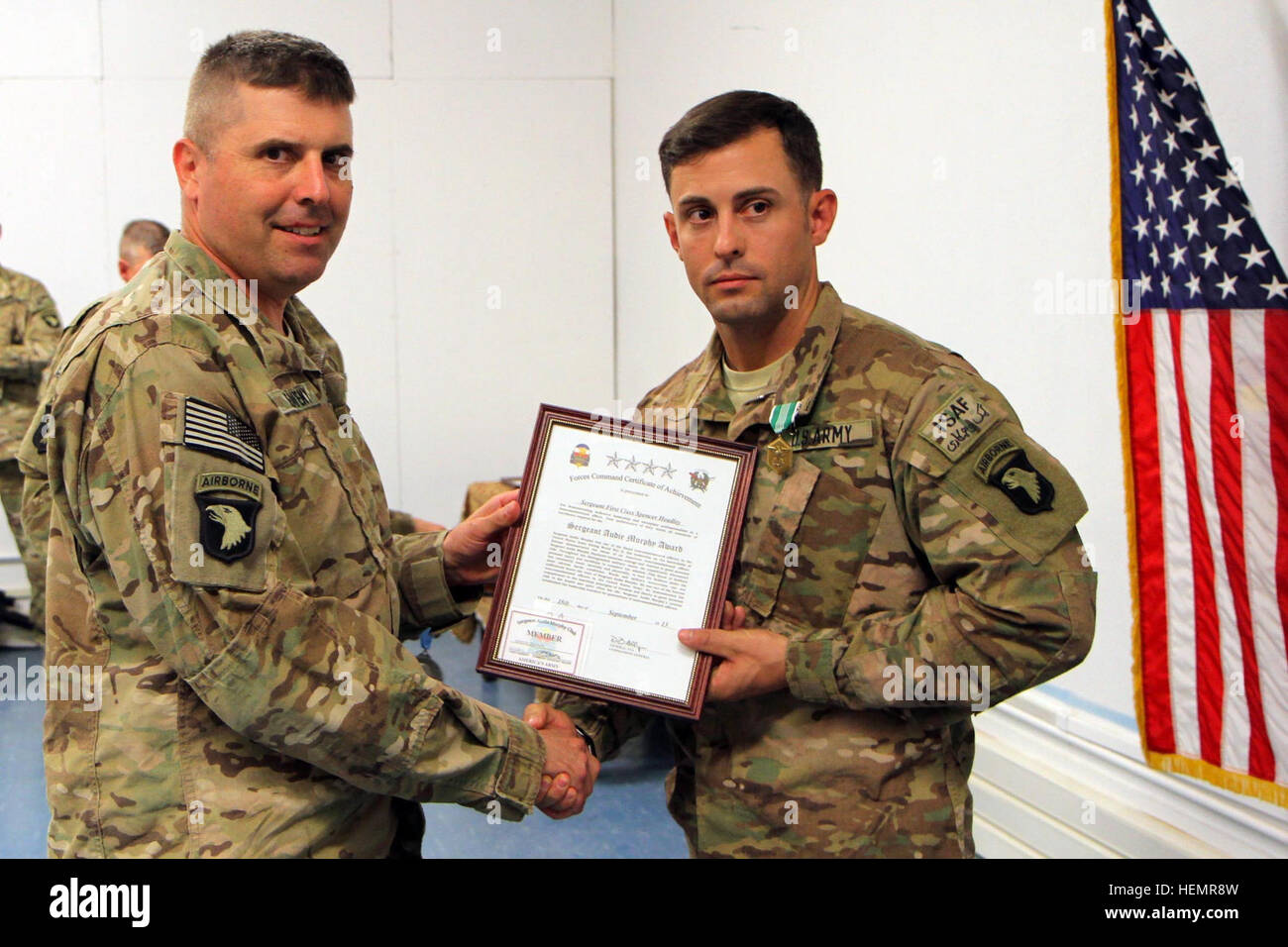 US Armee Sgt. 1. Klasse Spencer A. Headley (rechts), ein Soldat mit der 801st Brigade Support Battalion, 4th Brigade Combat Team, 101. US-Luftlandedivision, posiert mit der Brigade-Kommandeur, Oberst Val C. Keaveny Jr., hält seine Kräfte Befehl Certificate of Achievement, während ein Sgt. Audie Murphy-Preisverleihung am 17. September 2013, auf Forward Operating Base Salerno, Afghanistan. (Foto: US-Armee Sgt. Justin A. Moeller, 4. Brigade Combat Team Public Affairs) Sgt. Audie Murphy Preisverleihung 130917-A-DQ133-048 Stockfoto