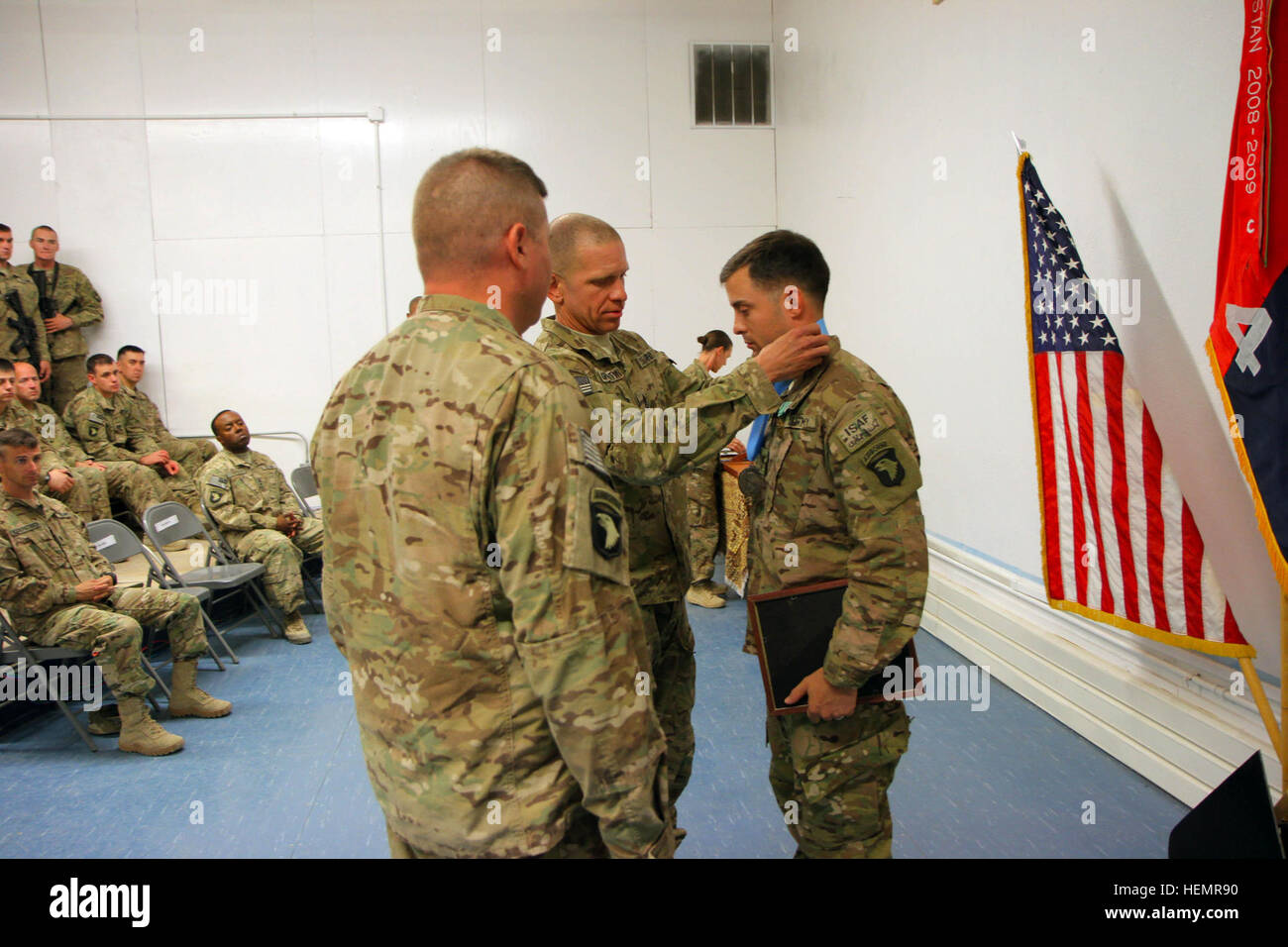 US Armee Sgt. 1. Klasse Spencer A. Headley ein Infanterist mit dem 4th Brigade Combat Team, 101. US-Luftlandedivision, erhält den Sergeant Audie Murphy Award von der Brigade Befehl Sergeant-Major, Command Sergeant Major Michael A. Grinston, während ein Sgt. Audie Murphy-Preisverleihung am 17. September 2013, auf Forward Operating Base Salerno, Afghanistan. (Foto: US-Armee Sgt. Justin A. Moeller, 4. Brigade Combat Team Public Affairs) Sgt. Audie Murphy Preisverleihung 130917-A-DQ133-051 Stockfoto