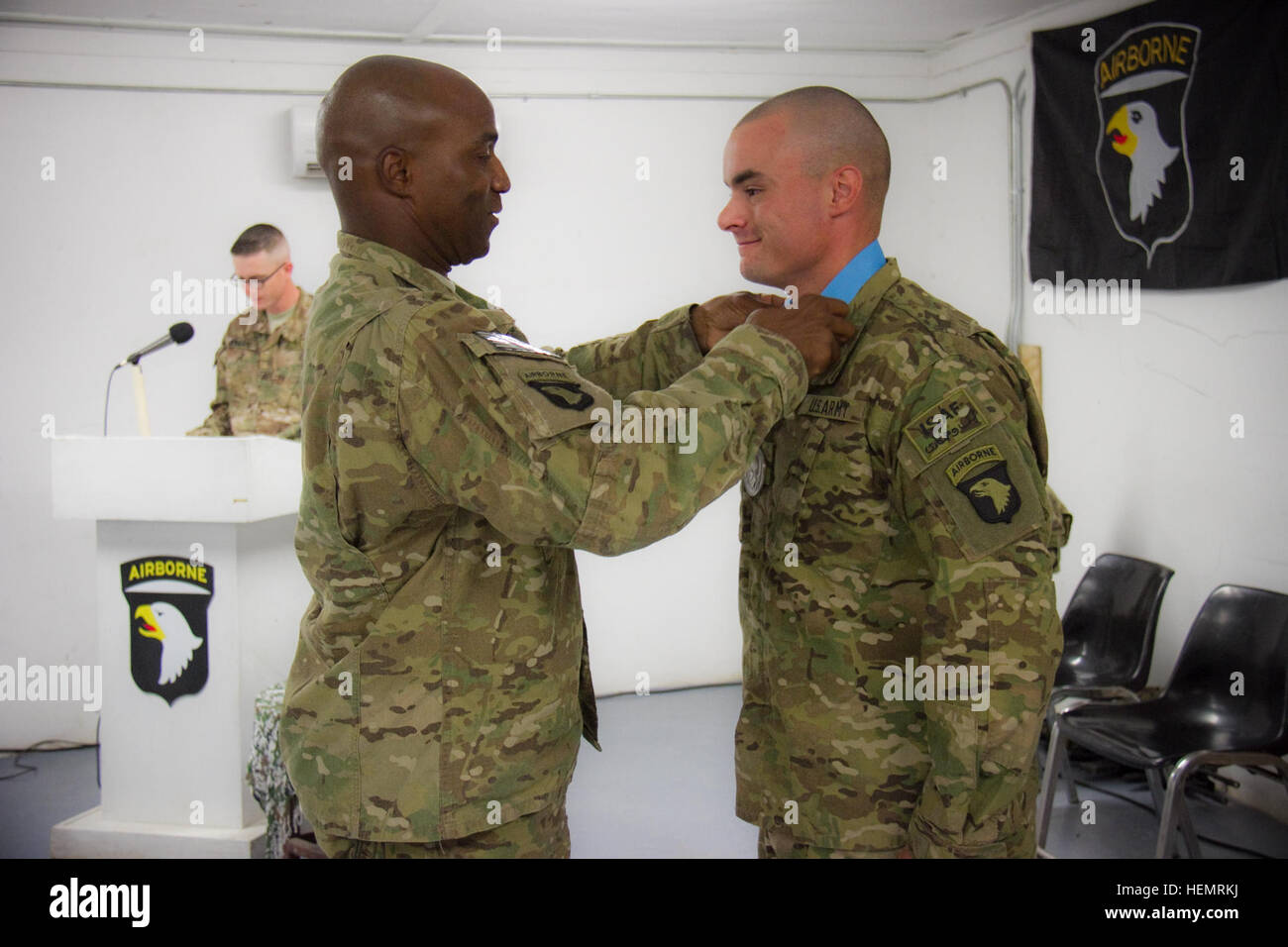 US Army Staff Sgt Joshua Cook, eine Kanone-Crew-Mitglied mit Batterie A, 4. Bataillon, 320th Field Artillery Regiment, 4th Brigade Combat Team, 101st Airborne Division (Air Assault), erhält seine Sergeant Audie Murphy Club Medaillon von seinem Bataillon Befehl Sergeant-Major, Command Sergeant Major Robert J. Johnson, während seiner Induktion Zeremonie auf Forward Operating Base Blitz, 24. September 2013. (Foto: US-Armee Sgt. Justin A. Moeller, 4th Brigade Combat Team Public Affairs) Sergeant Audie Murphy Preisverleihung 130924-A-DQ133-104 Stockfoto